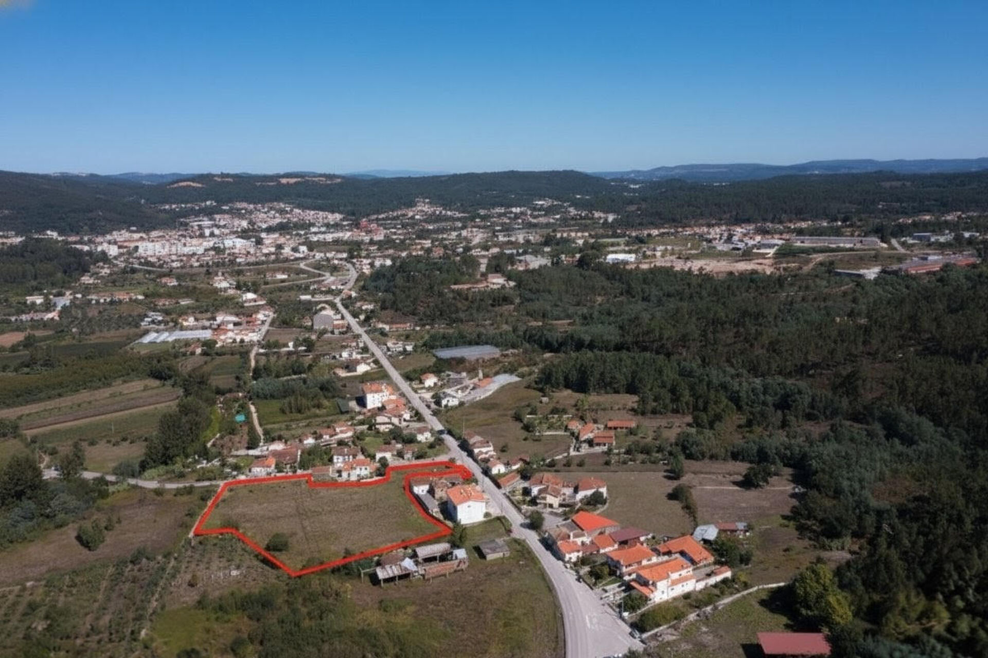 Terreno Urbanizável: Crie a Casa dos Seus Sonhos em Ambiente Tranquilo e Familiar
