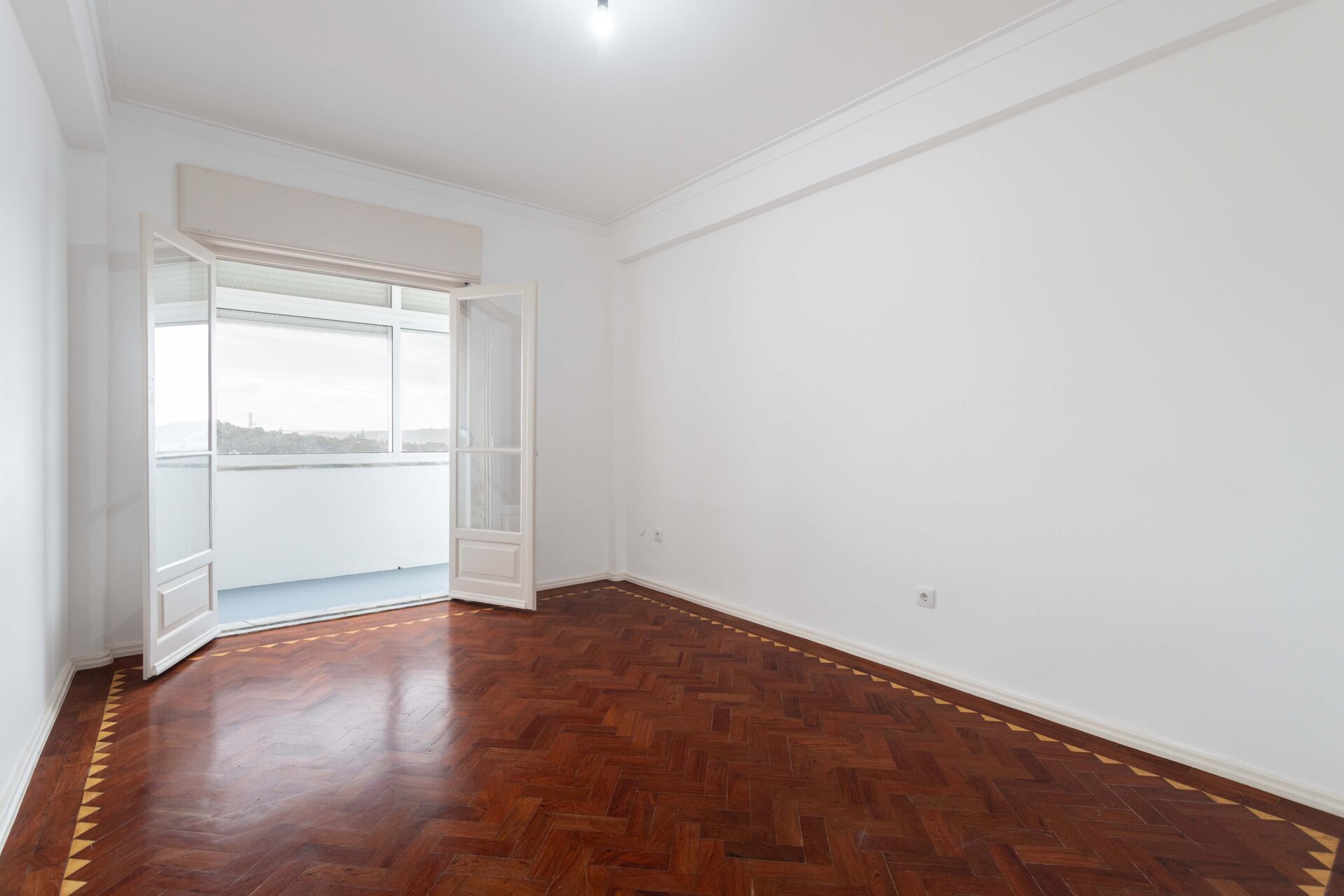 Aproveite o Conforto Moderno Neste Charmoso T2 Remodelado no Coração de Algés!