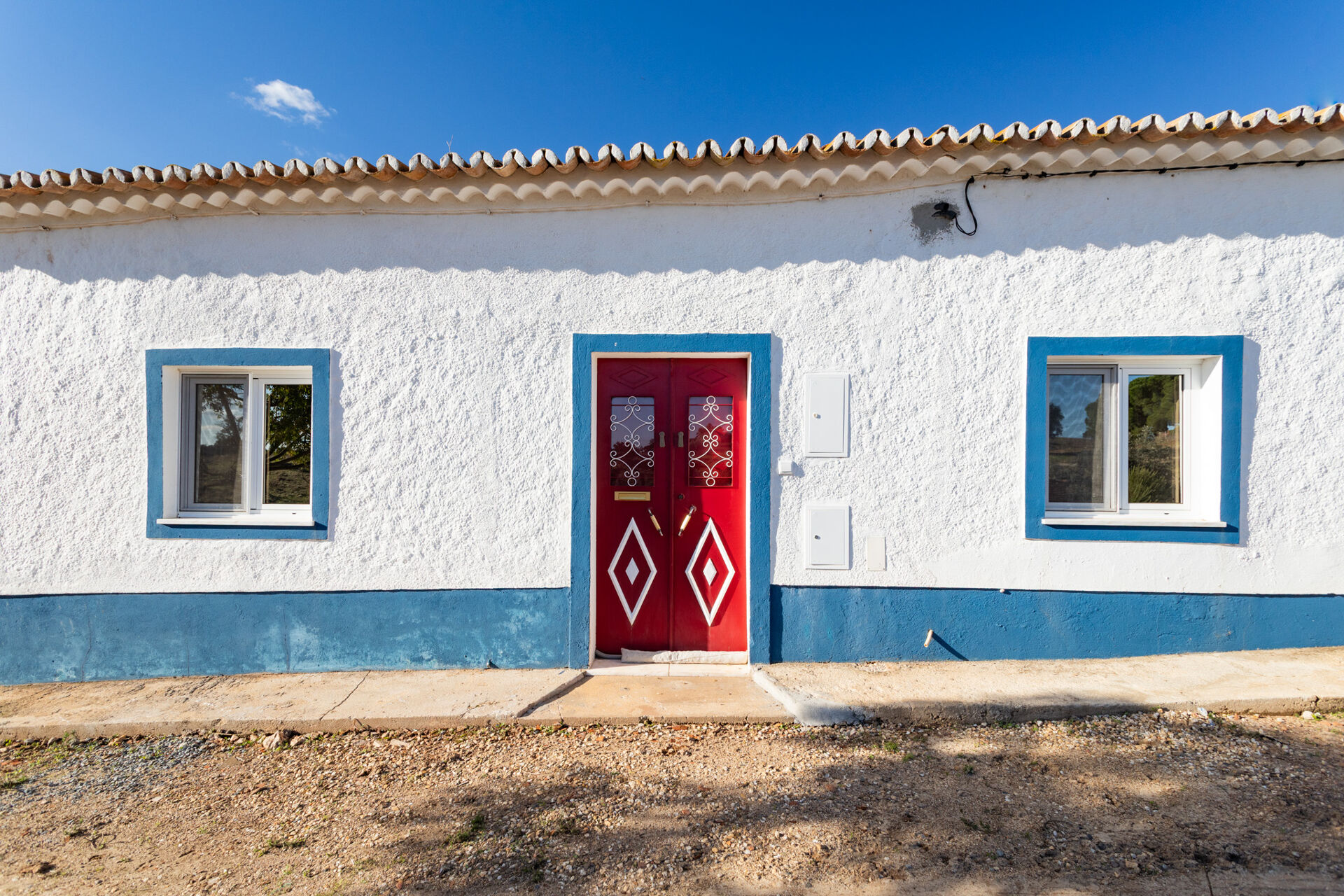 Encantadora Moradia Térrea com Jardim Privado em Vale de Roussin