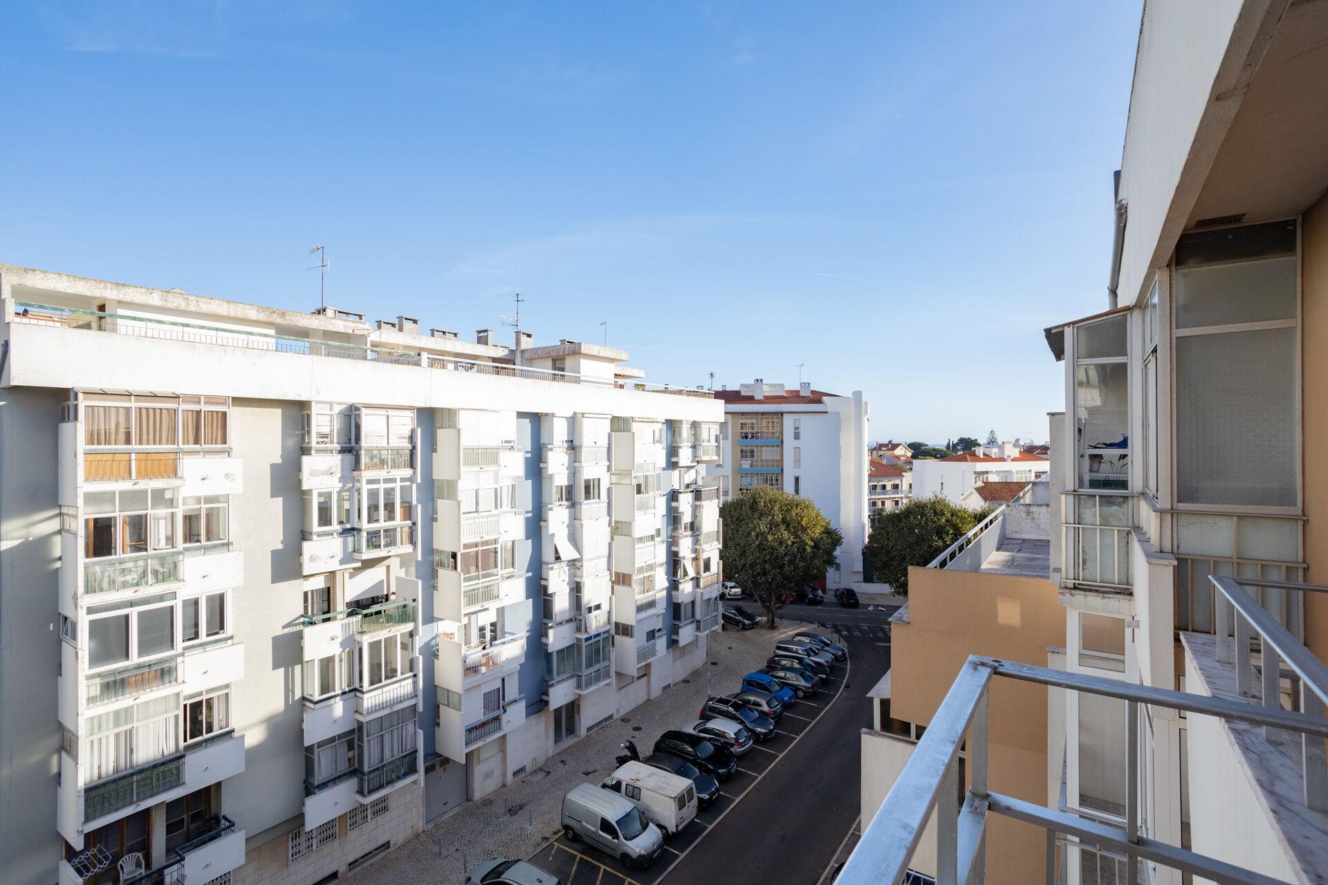 Oeiras, espera por si! Apartamento T2, com duas varadas - Rua Cesário Verde. 