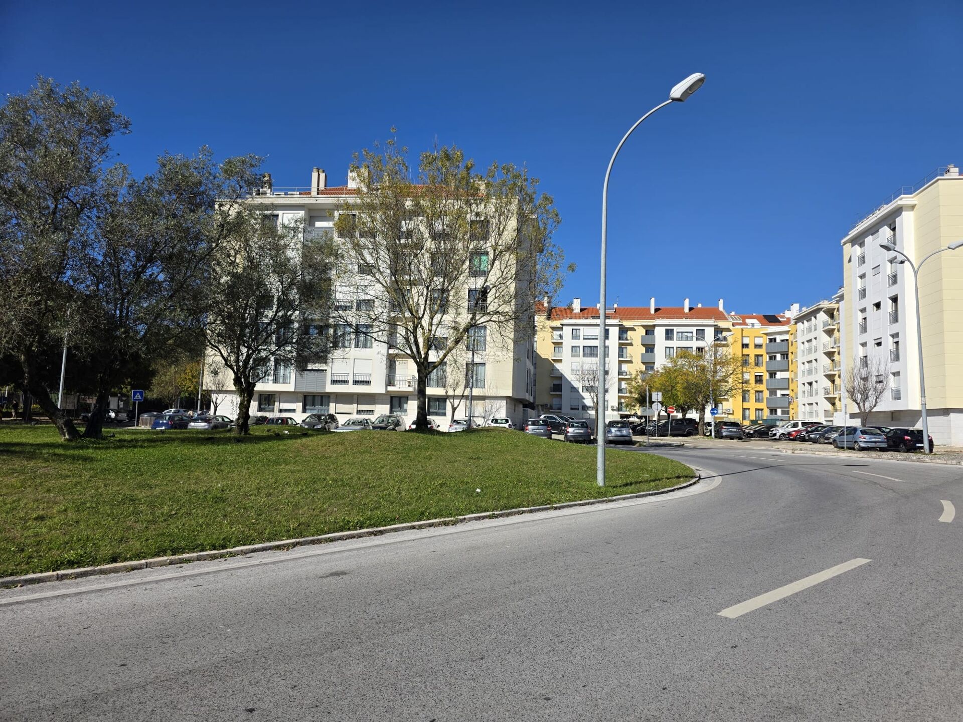 Espaço Comercial com 80m2, em funcionamento, parqueamento e arrecadação