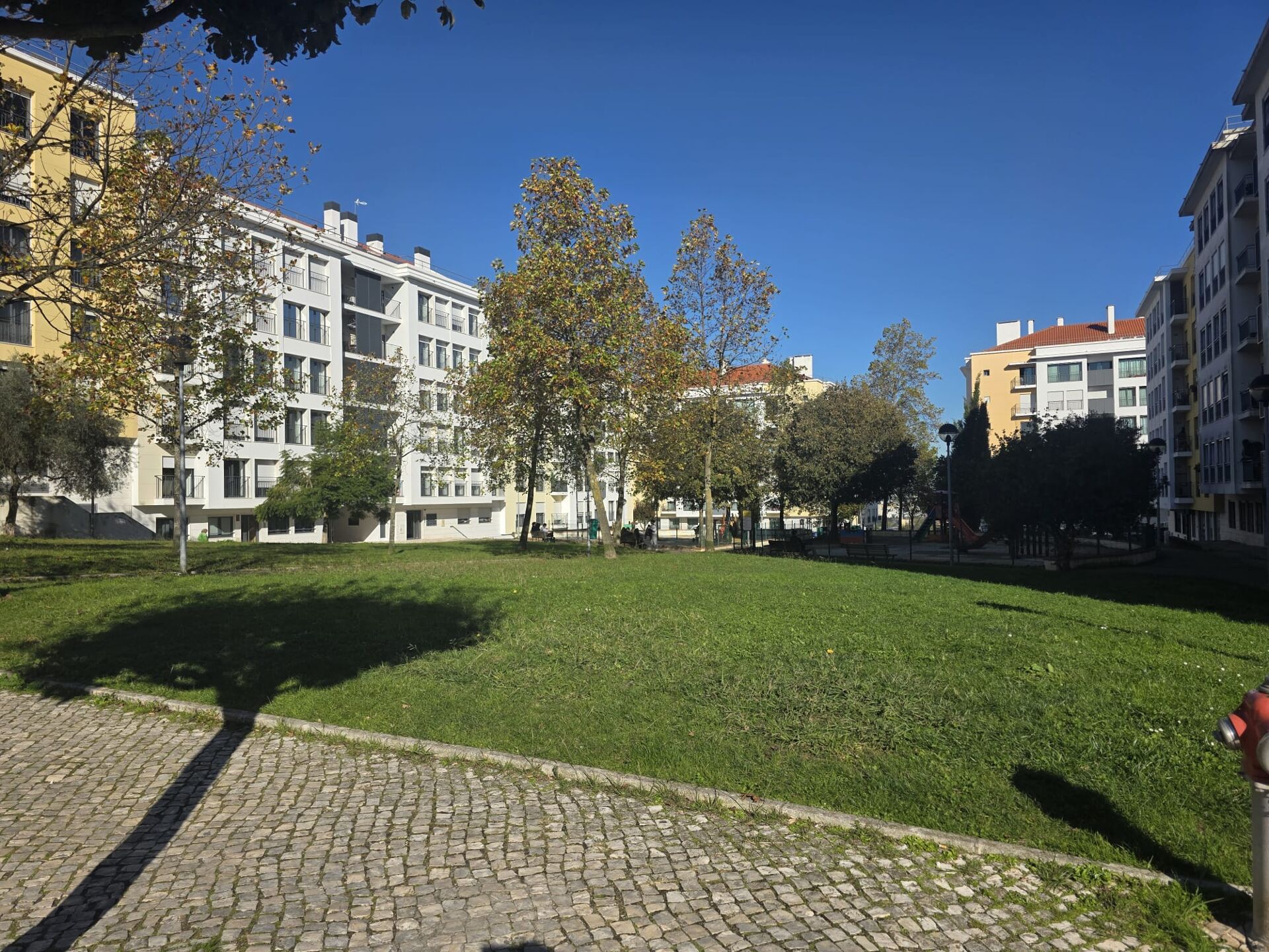 Espaço Comercial com 80m2, em funcionamento, parqueamento e arrecadação