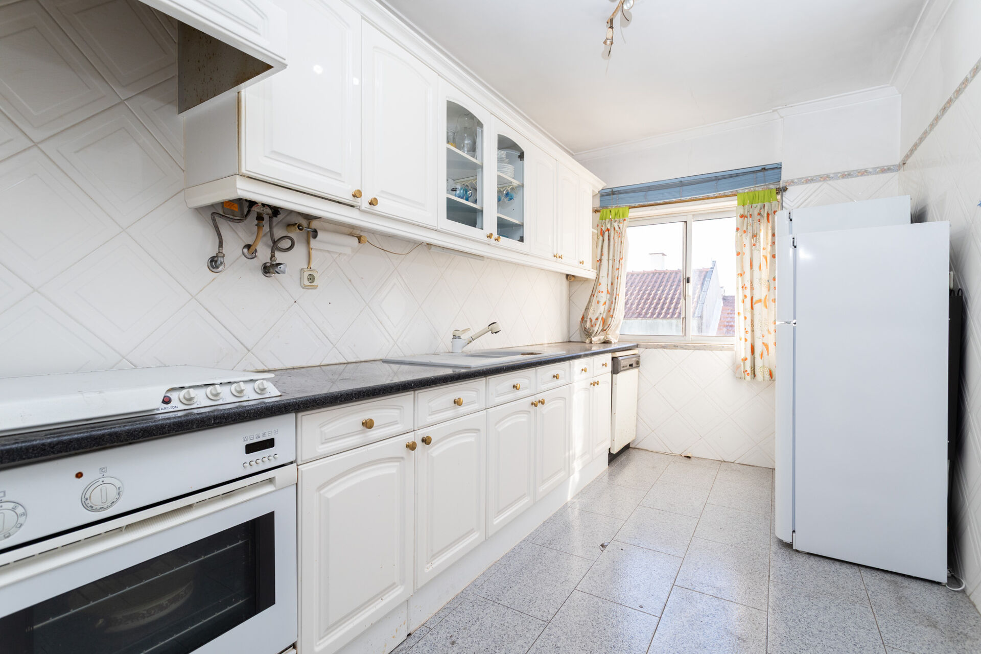 Amadora - centro, Apartamento T2 para Remodelar, com Varanda, Garagem e Sótão 