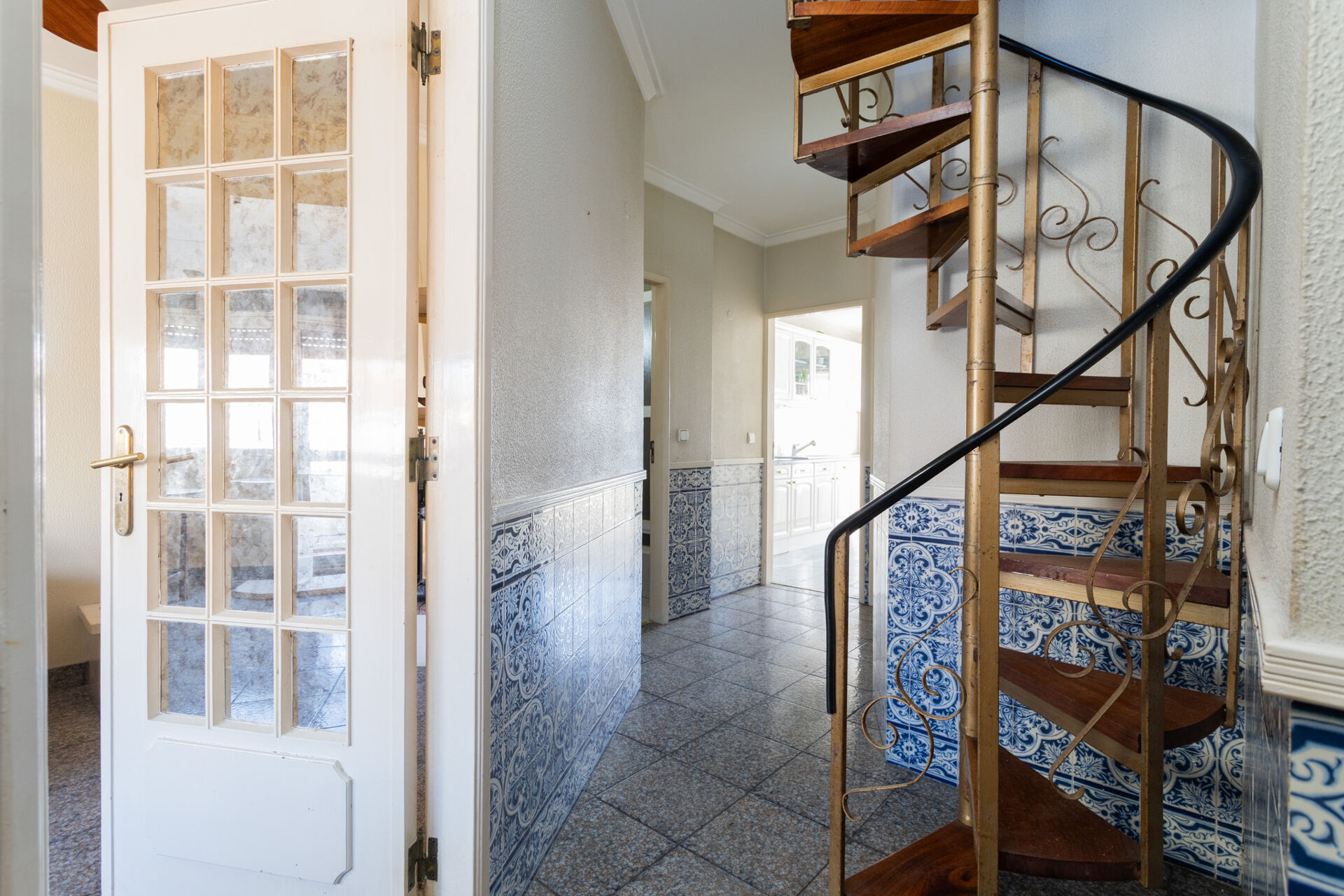 Apartamento T2 na Amadora: Potencial Único com Sótão e Varanda Solarenga!