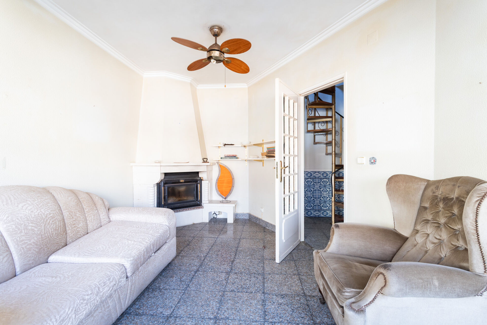 Amadora, Apartamento T2 com Sótão e Garagem 