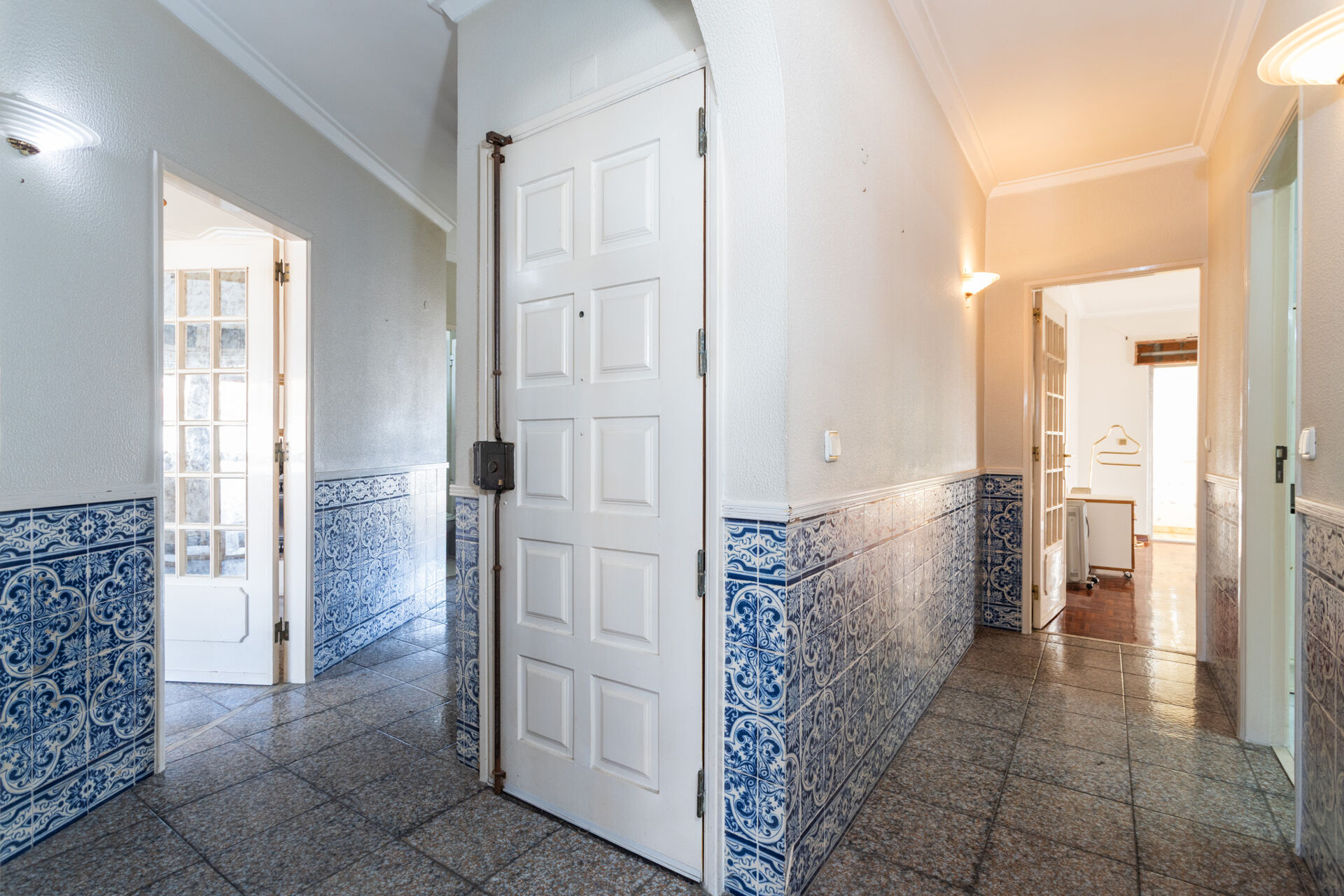 Apartamento T2 na Amadora: Potencial Único com Sótão e Varanda Solarenga!
