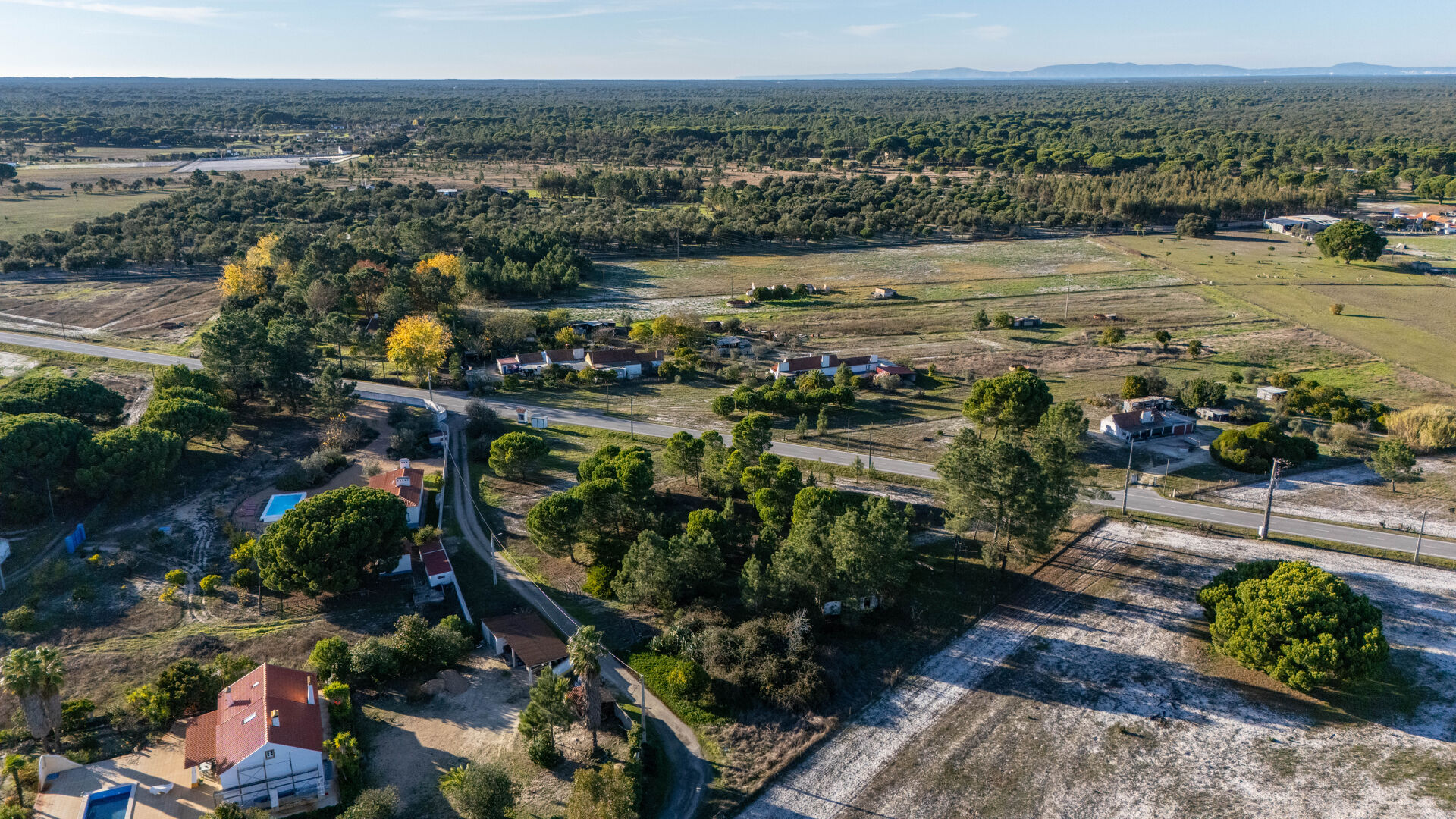 Terreno Urbano em Melides: Construa o Seu Refúgio Familiar com Piscina e Conforto em Meio à Natureza
