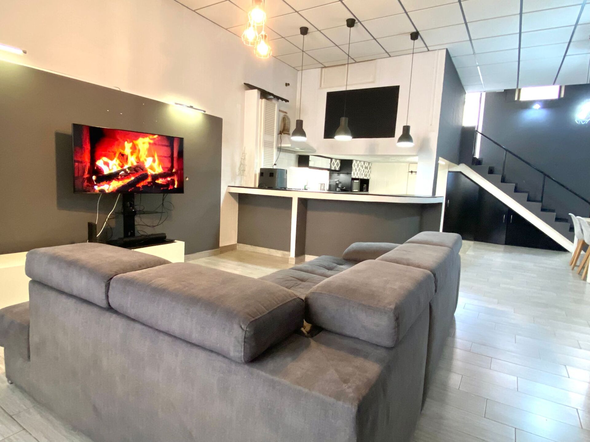 Moradia T3+3 no Coração da Cidade: Conforto e Sofisticação com Remodelações Modernas e Excelente Exposição Solar!