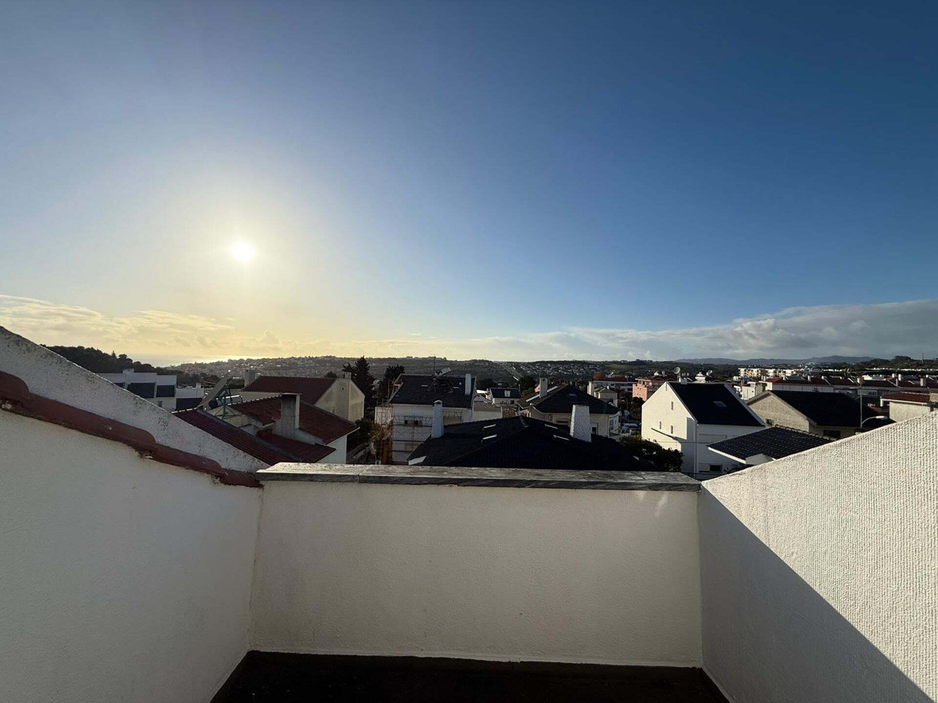 Moradia em Queijas com 4 pisos e vista de rio