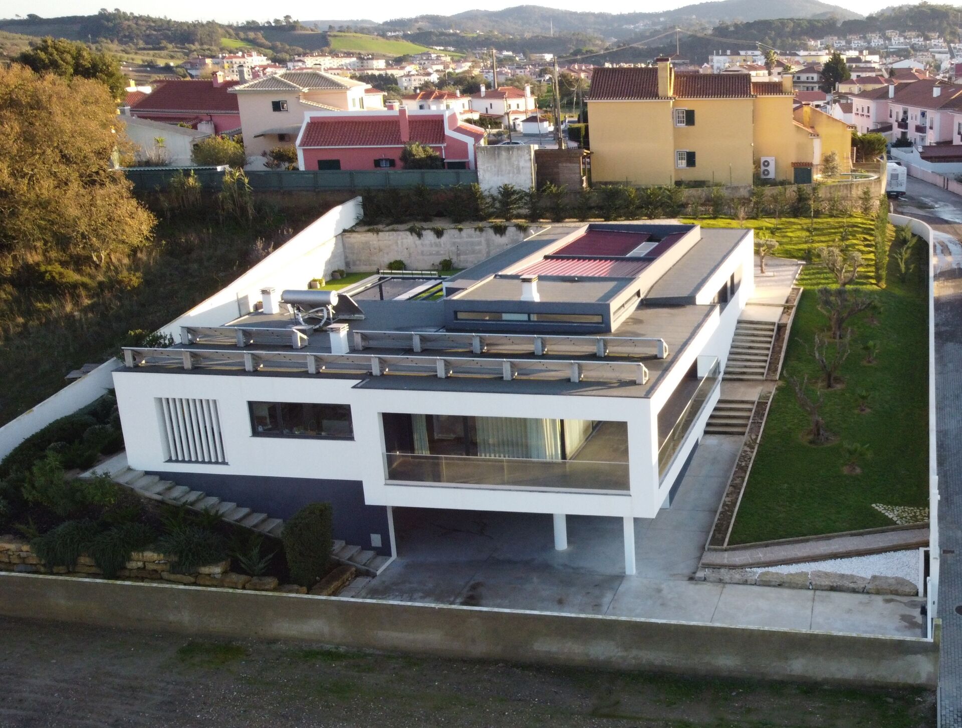 Moradia Isolada e arquitetura Contemporânea com Piscina