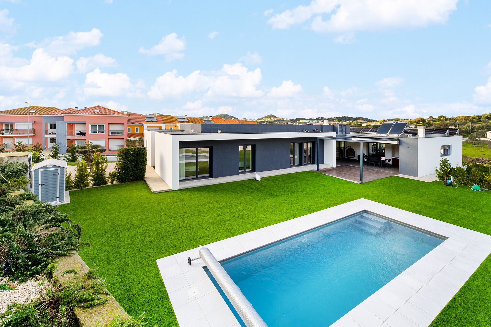 Moradia Isolada e arquitetura Contemporânea com Piscina