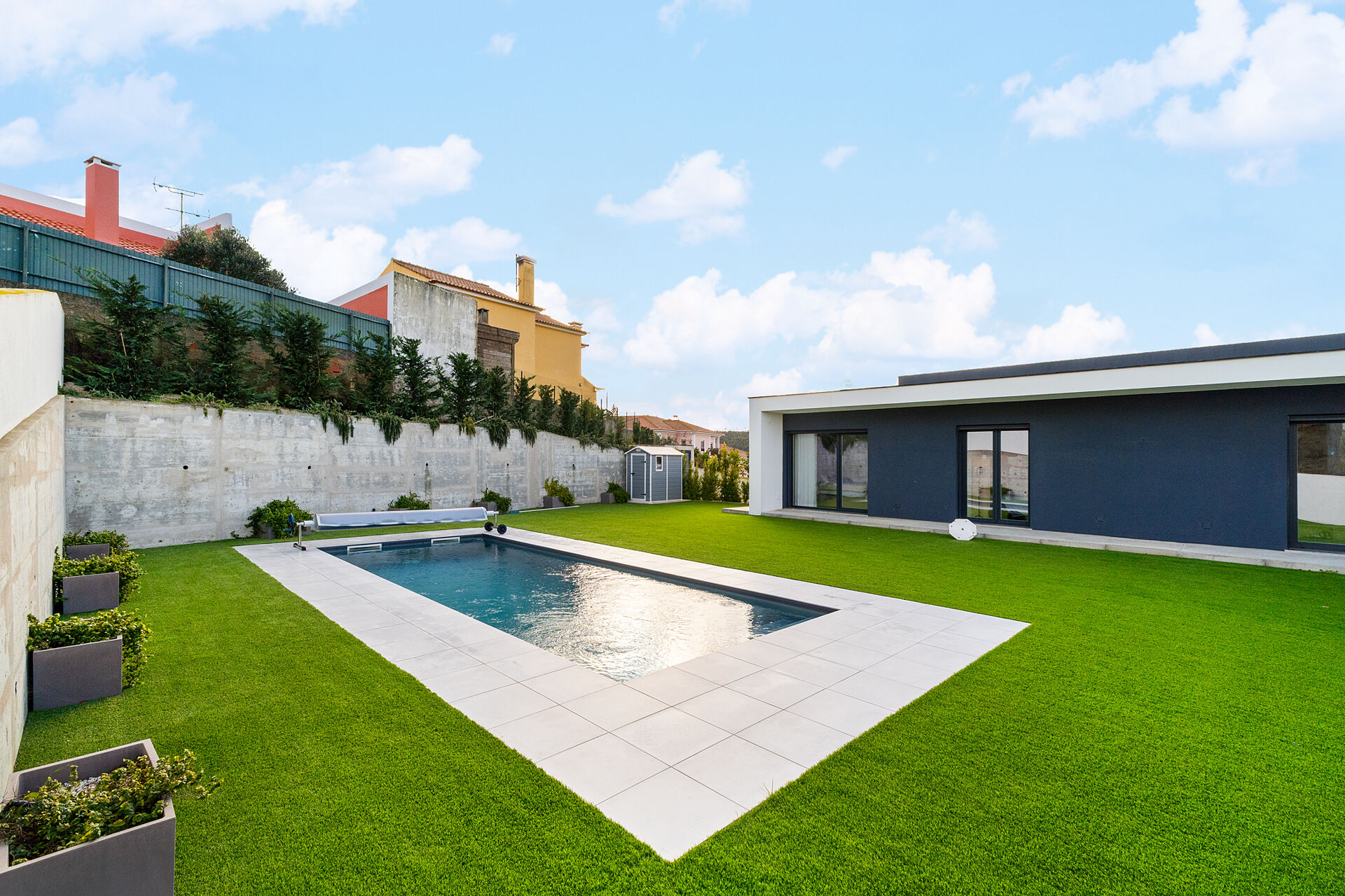 Moradia Isolada e arquitetura Contemporânea com Piscina