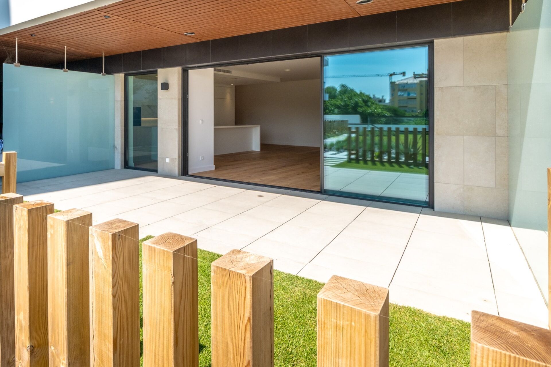 T4 de Luxo em Carcavelos com Terraço, Jardim e Condomínio de Excelência

