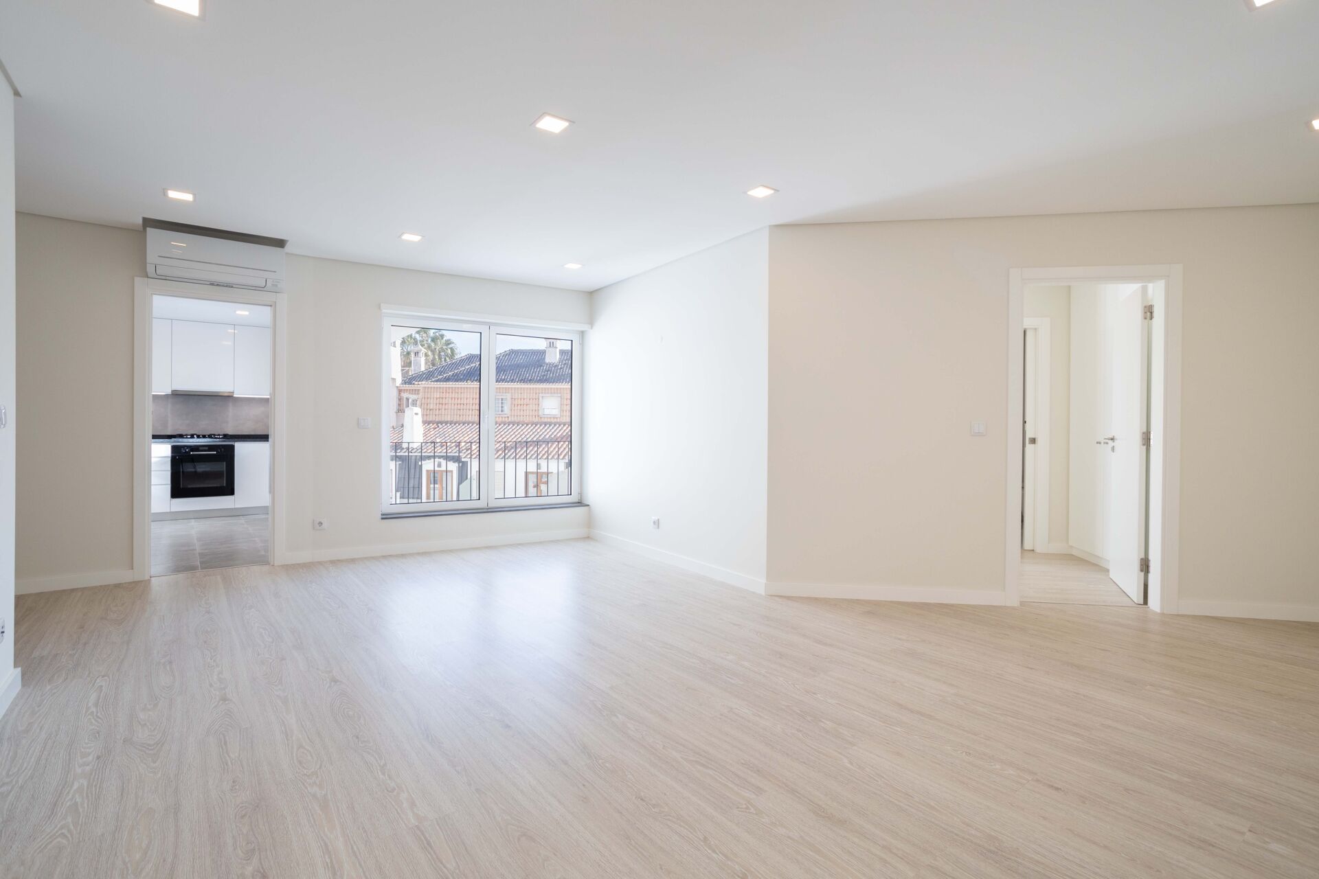 Viva no Coração de Cascais: Deslumbrante Apartamento T2 com Suite, Varanda e Garagem!
