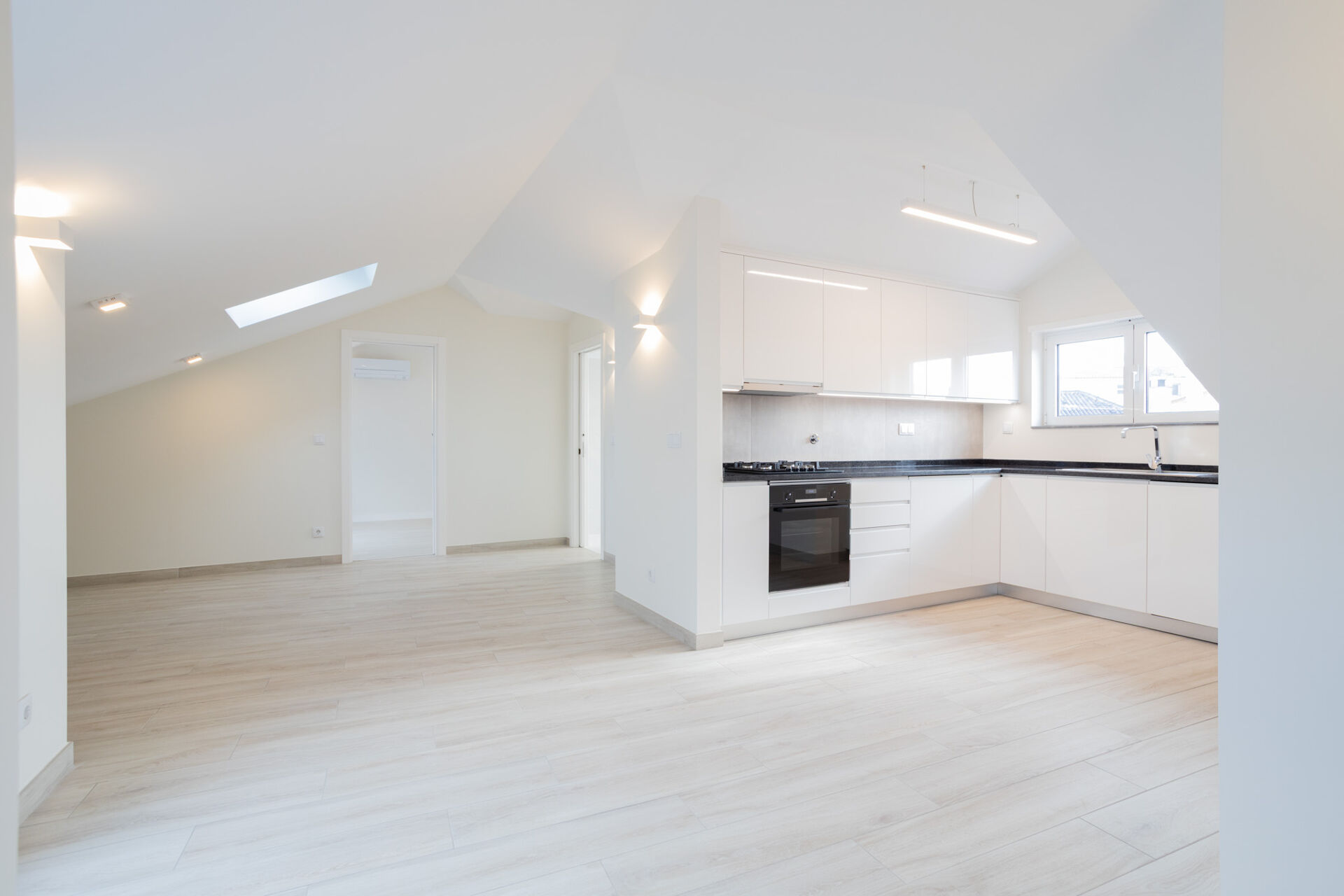 Apartamento T1 em Cascais: Conforto e Praticidade a Passos da Praia com Varandas e Estacionamento!
