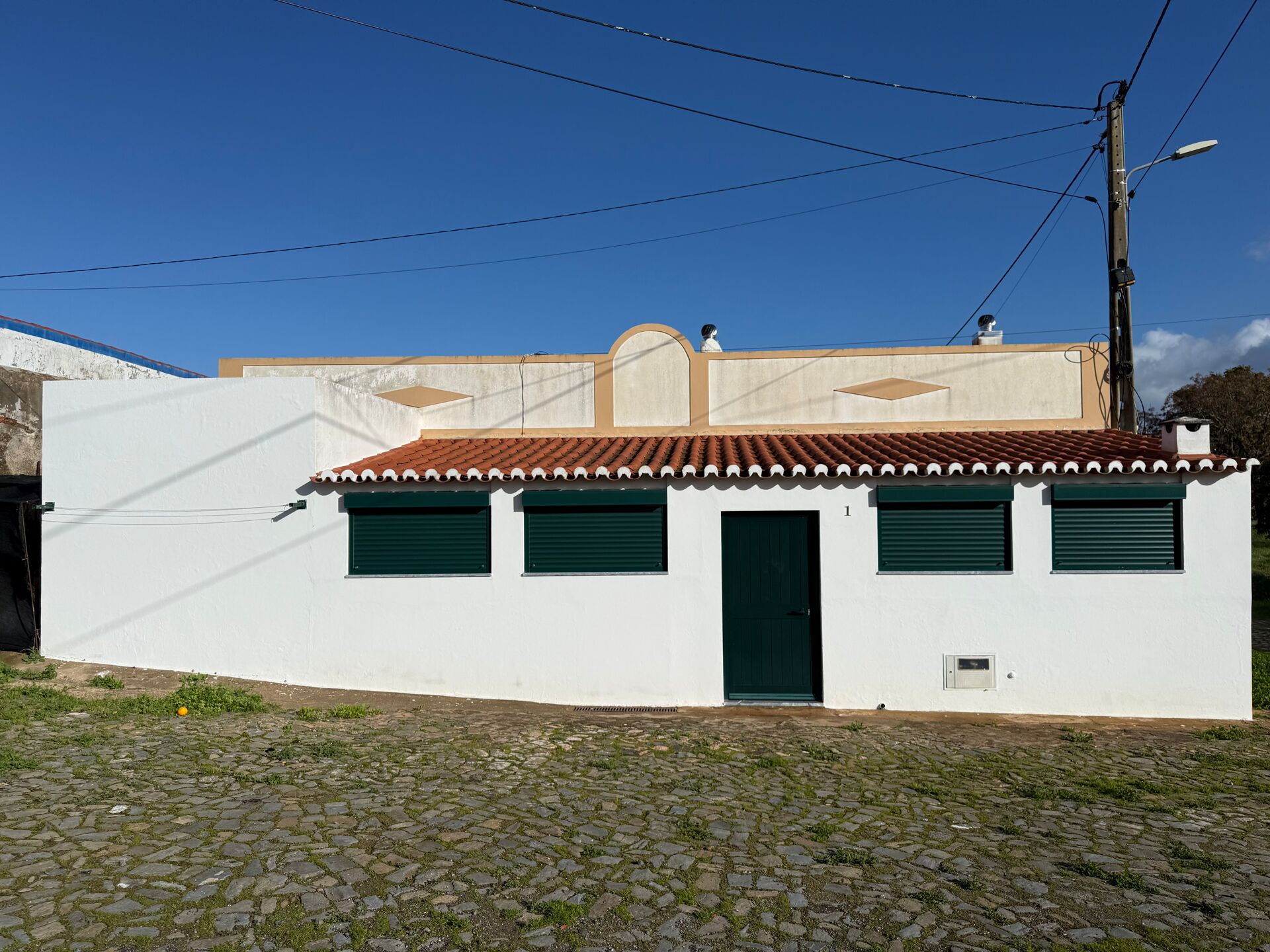Moradia no Centro da Aldeia Mina de São Domingos