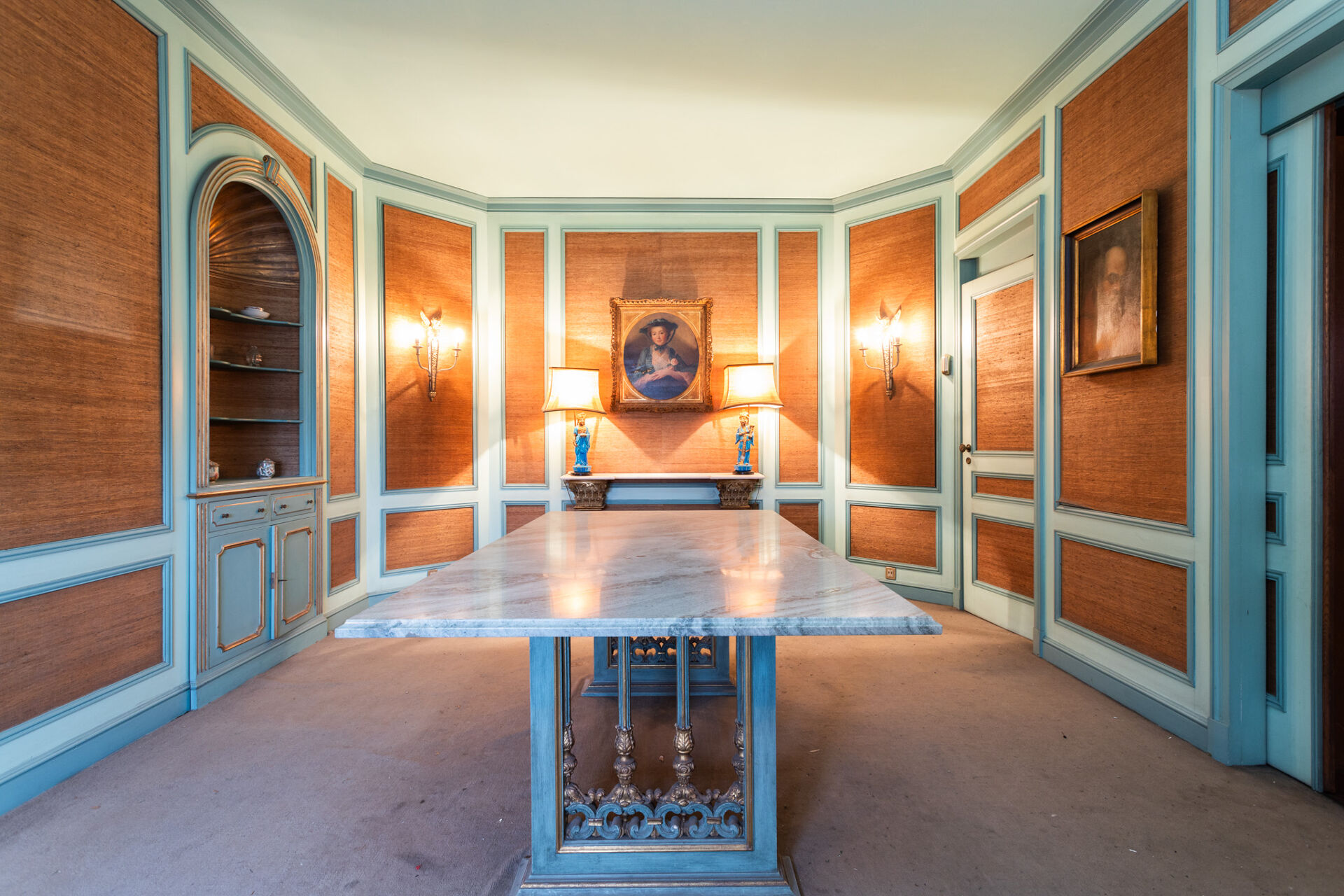 Magnífico T8 na Prestigiada Avenida da República - Transforme em Luxo e Conforto!
