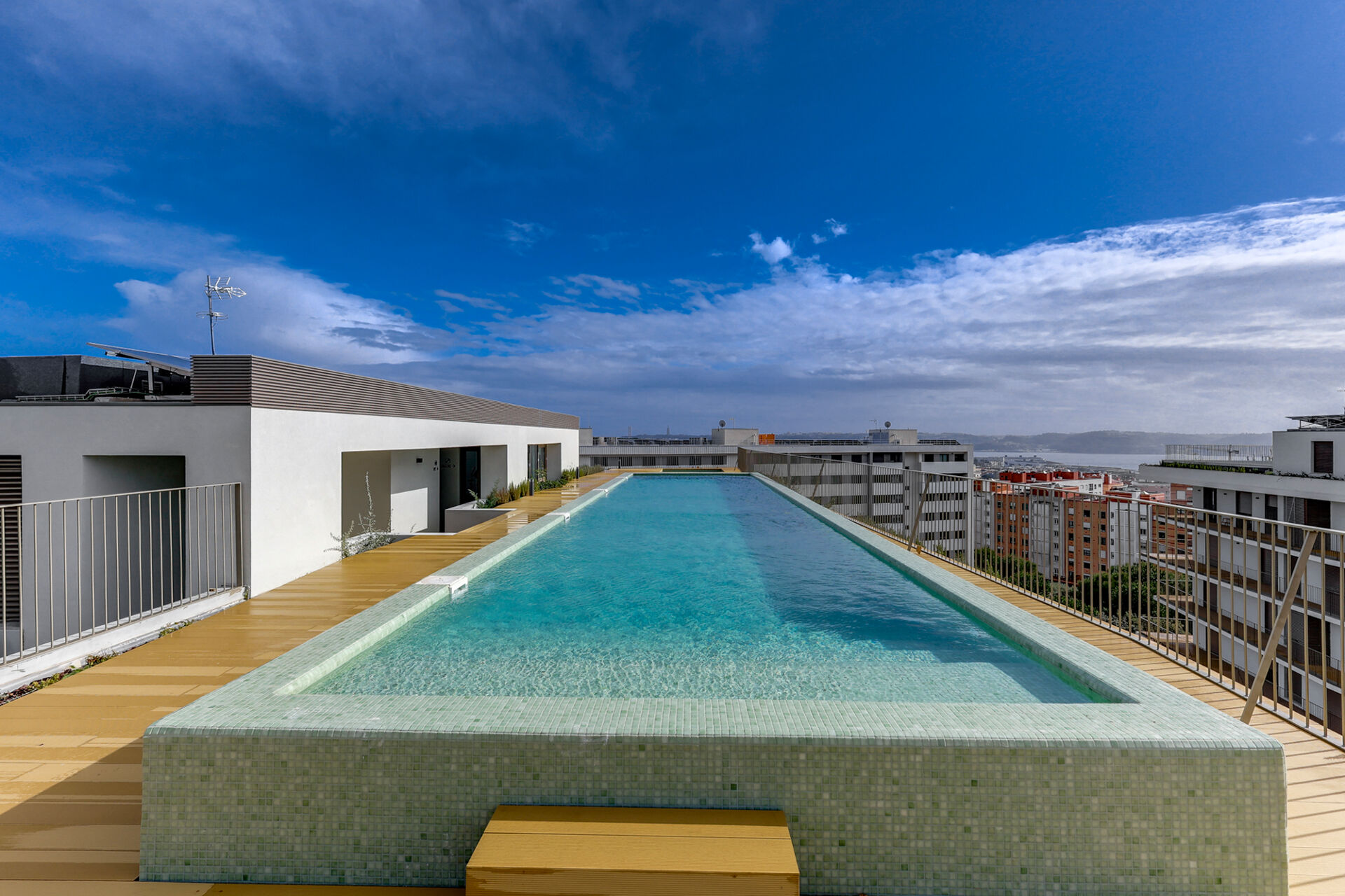 Luxo Contemporâneo em Miraflores: T1 Novo com Varandas, Piscina e Ginásio!