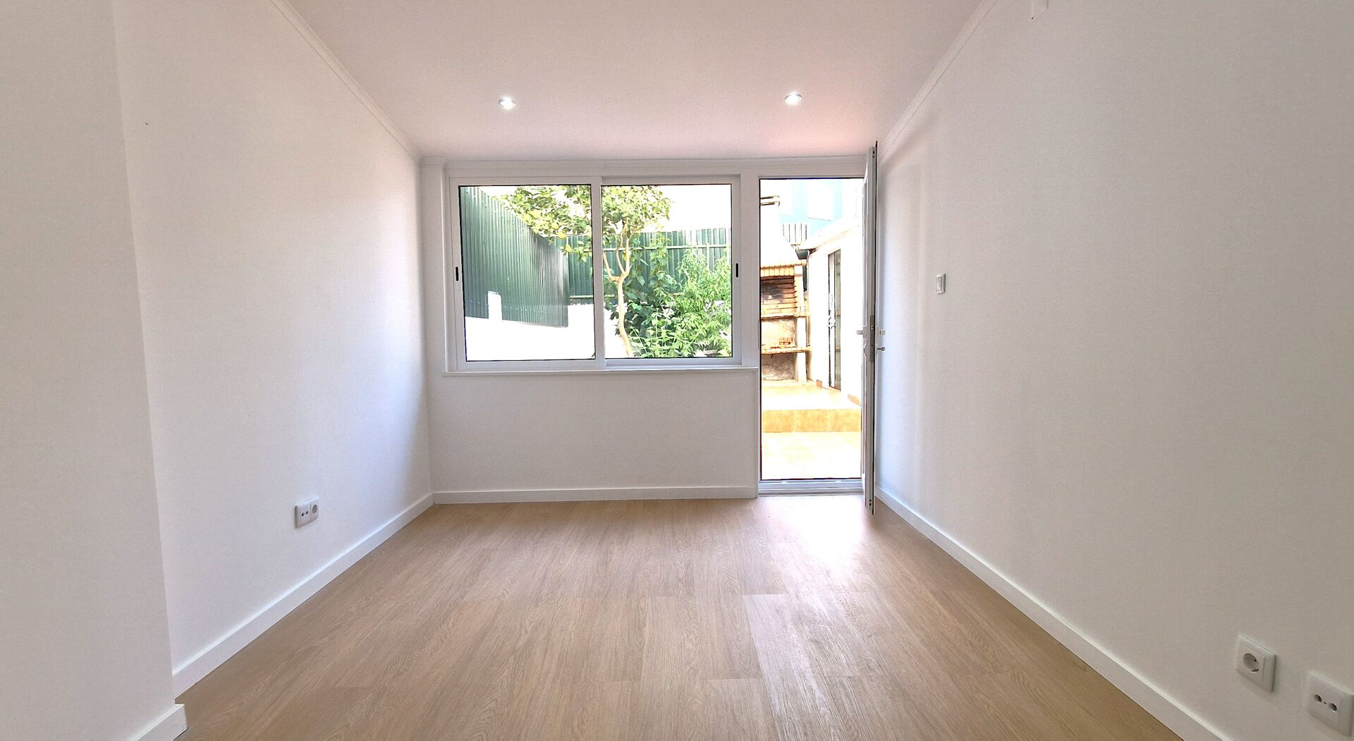 Charmoso T2 Renovado com Terraço O Refúgio Familiar Perfeito com Elegância e Conforto!