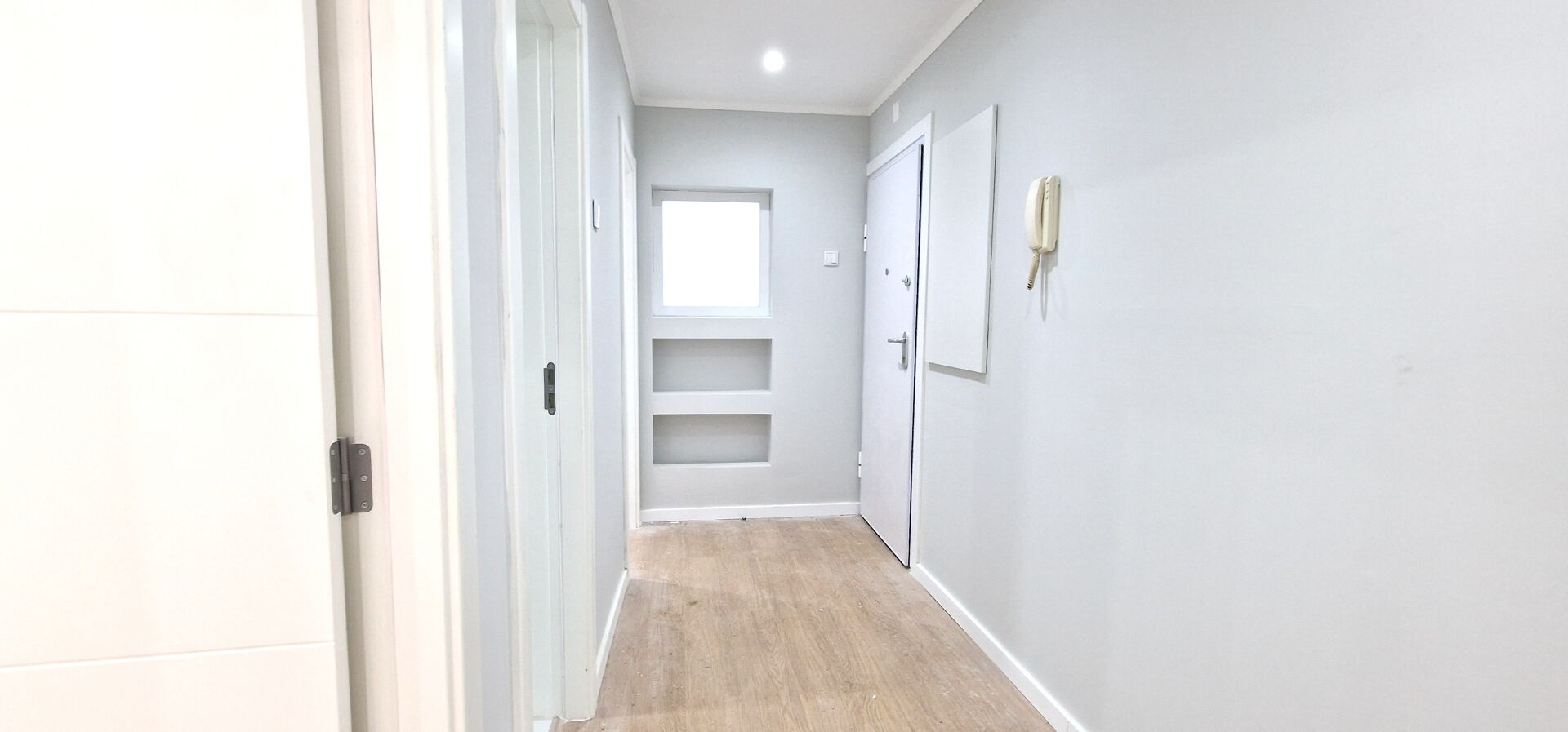 Charmoso T2 Renovado com Terraço O Refúgio Familiar Perfeito com Elegância e Conforto!