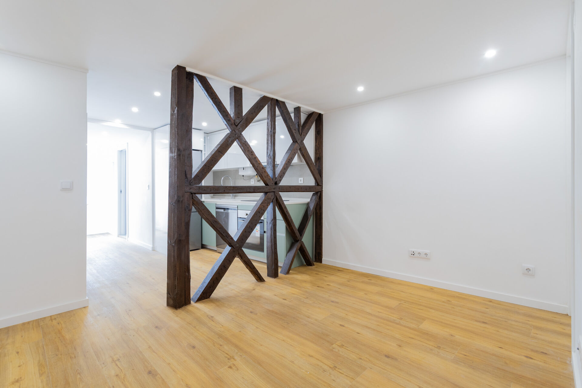 Descubra o Charme de Lisboa: T1 Moderno e Remodelado no Coração da Cidade!
