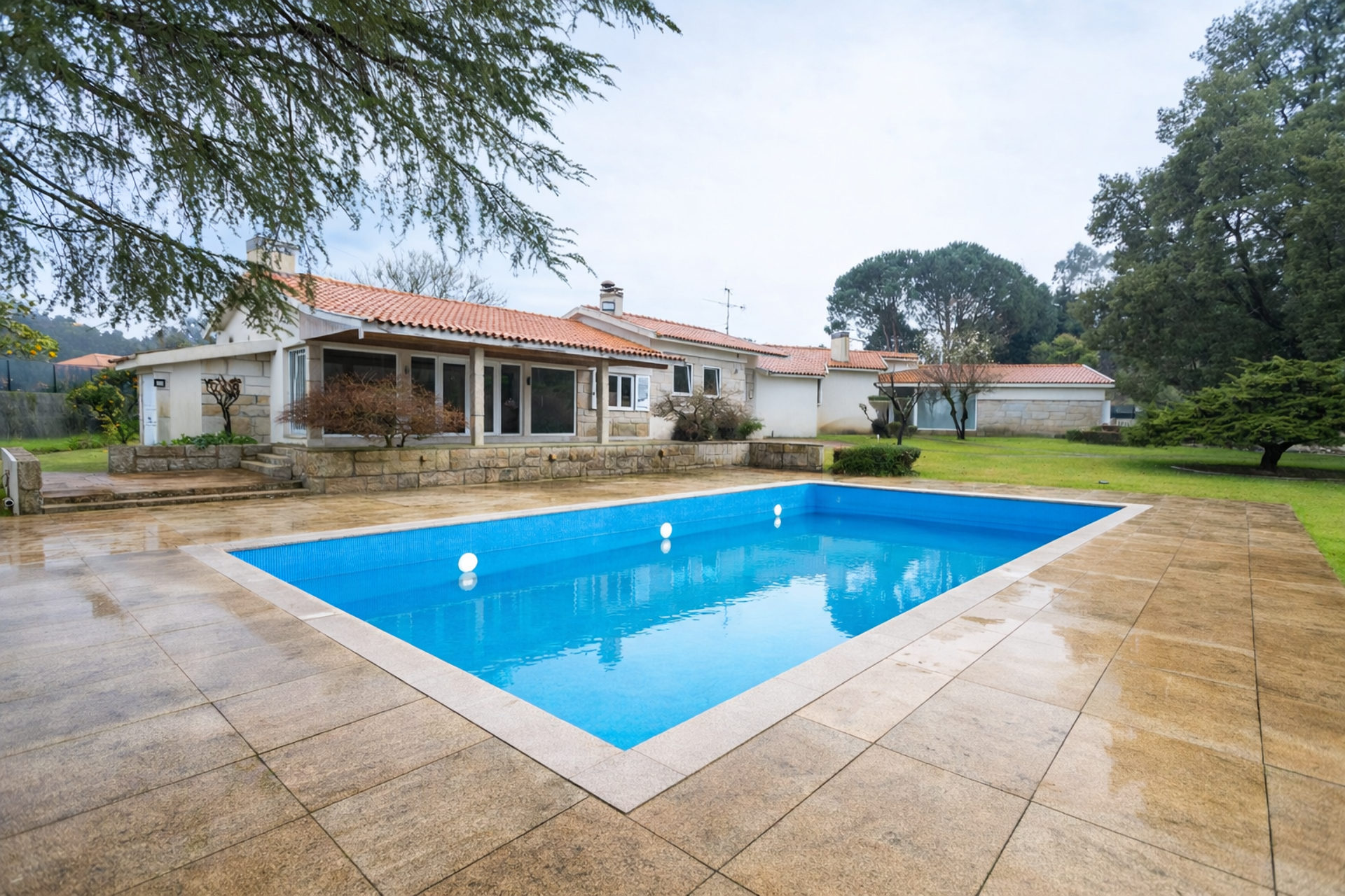 Luxo e Tranquilidade: Moradia Térrea Isolada com Piscina e Court de Ténis, a 15 Minutos das Praias de Vila do Conde