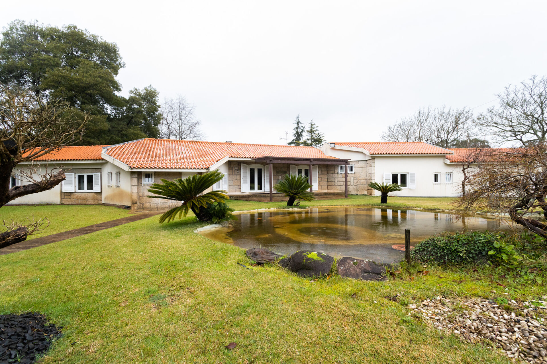 Luxo e Tranquilidade: Moradia Térrea Isolada com Piscina e Court de Ténis, a 15 Minutos das Praias de Vila do Conde
