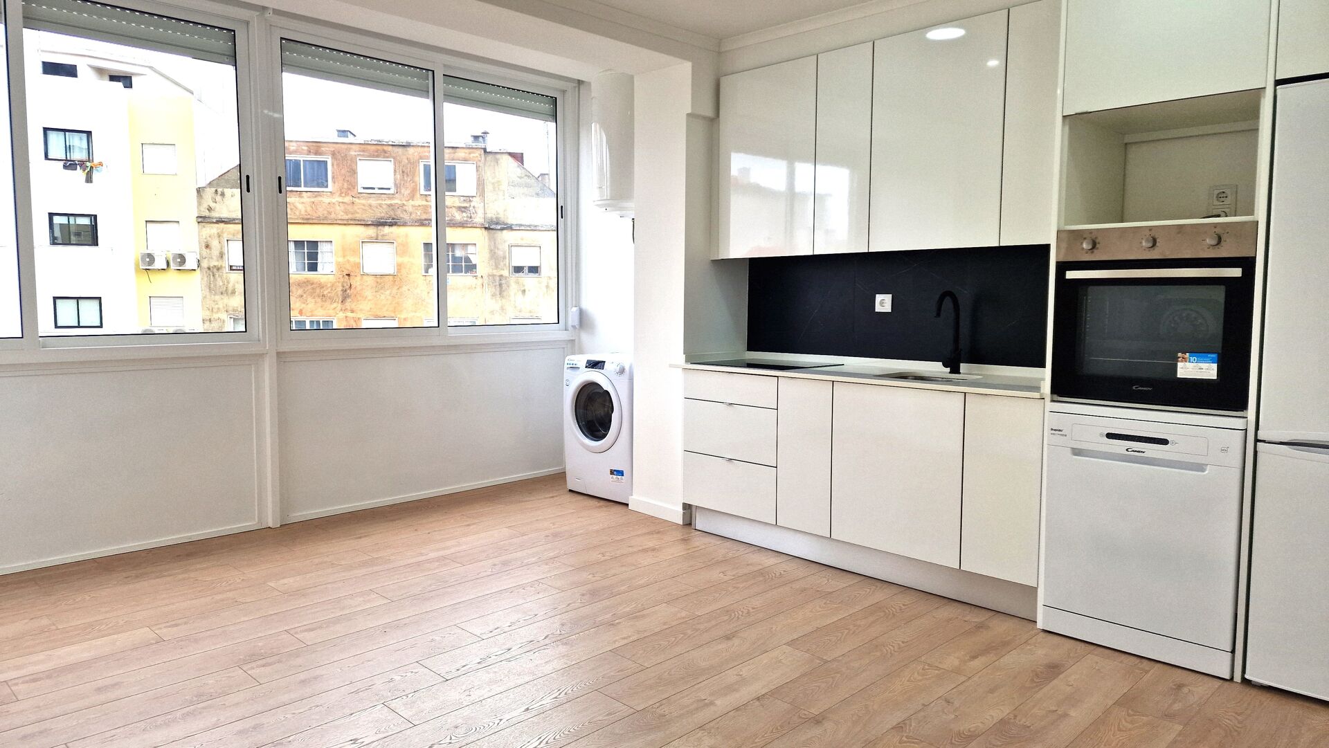 Apartamento Familiar Remodelado com Varandas, Próximo de Transportes e Serviços!