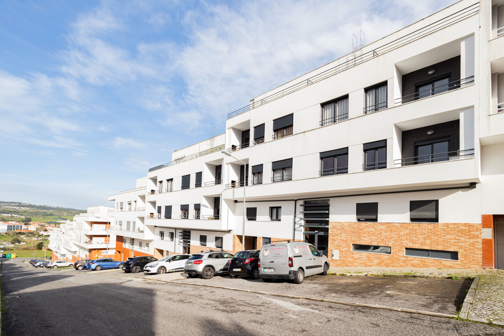 Descubra o Seu Refúgio Familiar: Moderno T2 com Varanda e Estacionamento em Localização Prime