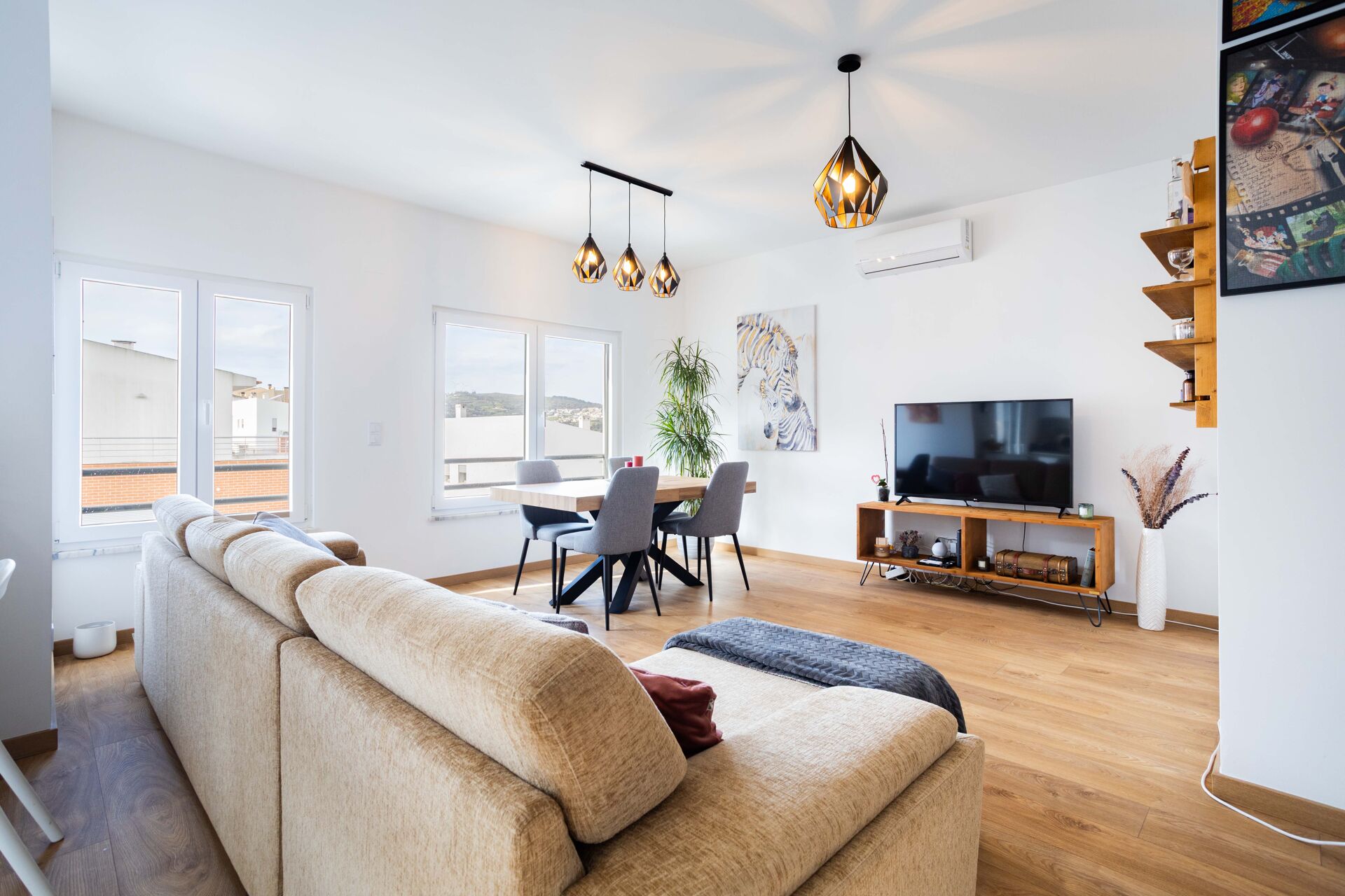 Descubra o Seu Refúgio Familiar: Moderno T2 com Varanda e Estacionamento em Localização Prime