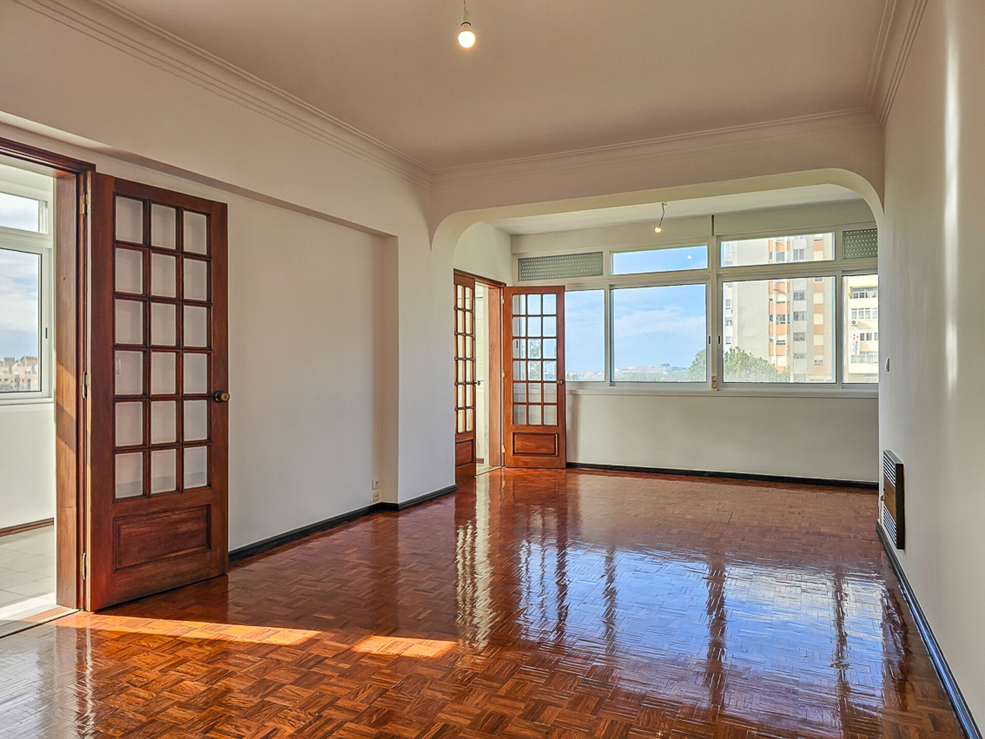 Apartamento T3 no Restelo: Luminosidade e Localização Premium para a Sua Família