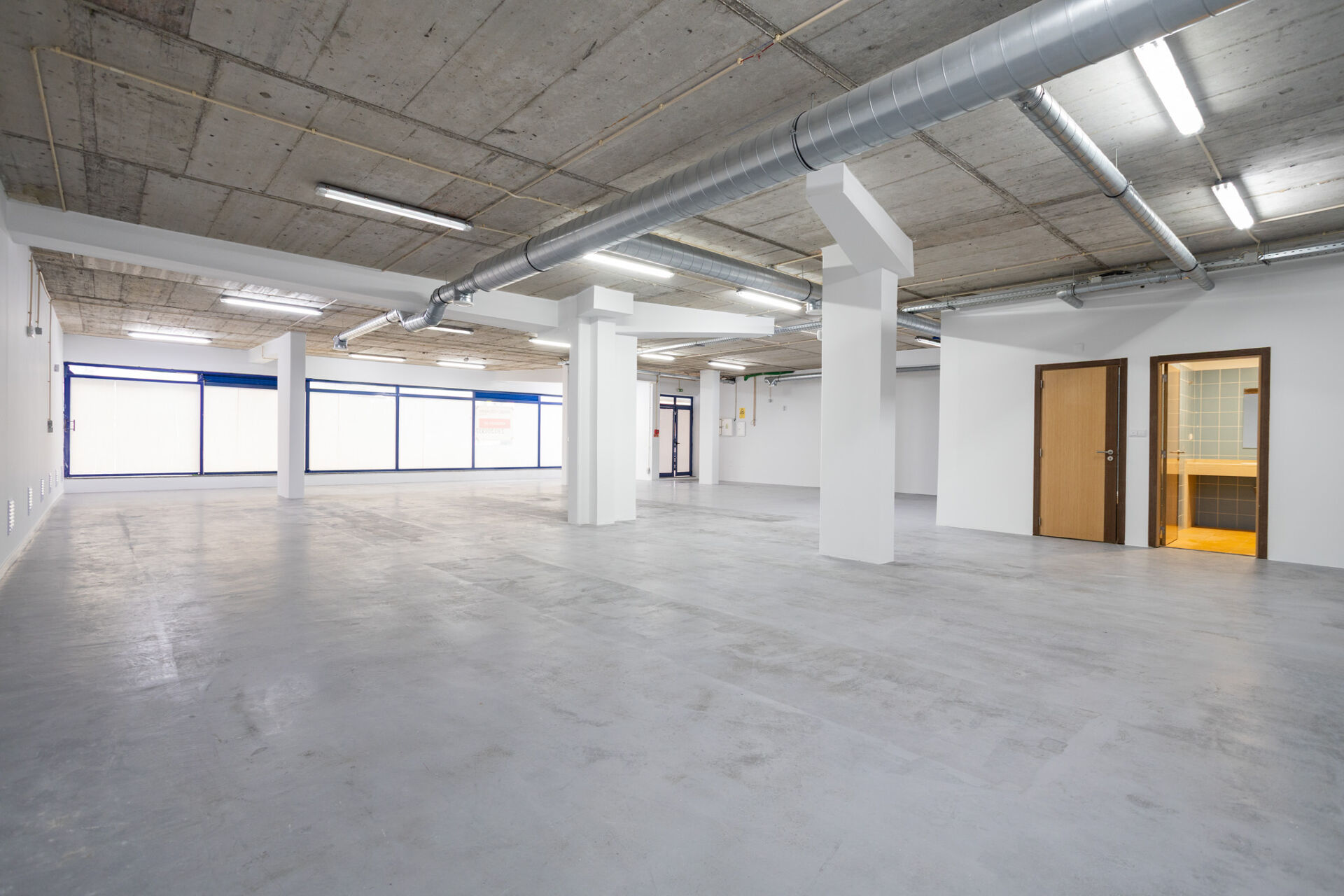 Espaço Comercial Moderno no Coração de Olival de Basto - Ideal para o Seu Negócio!
