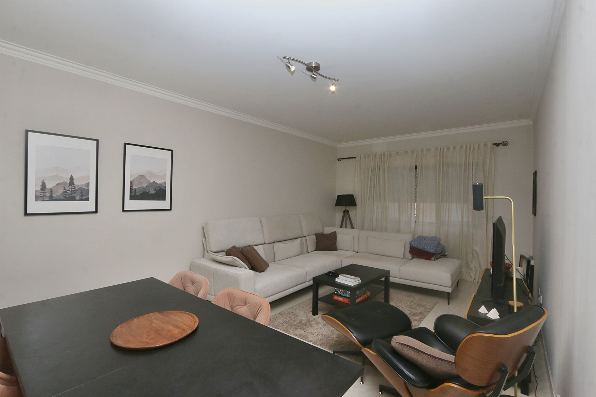 Encantador T2 em Massamá próximo de comércio e serviços! 