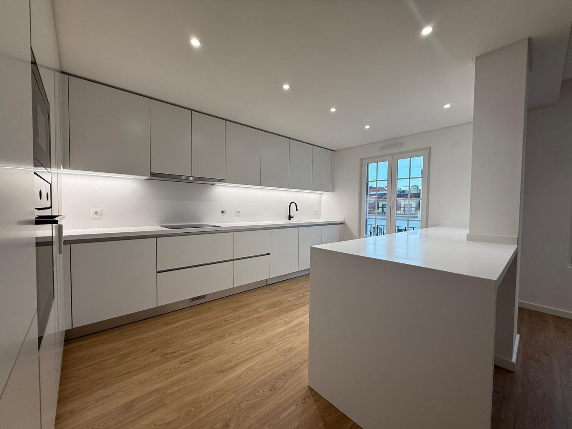 Experimente Luxo e Conforto: Espetacular Apartamento Novo com Acabamentos de Alta Qualidade e Conveniências Modernas!