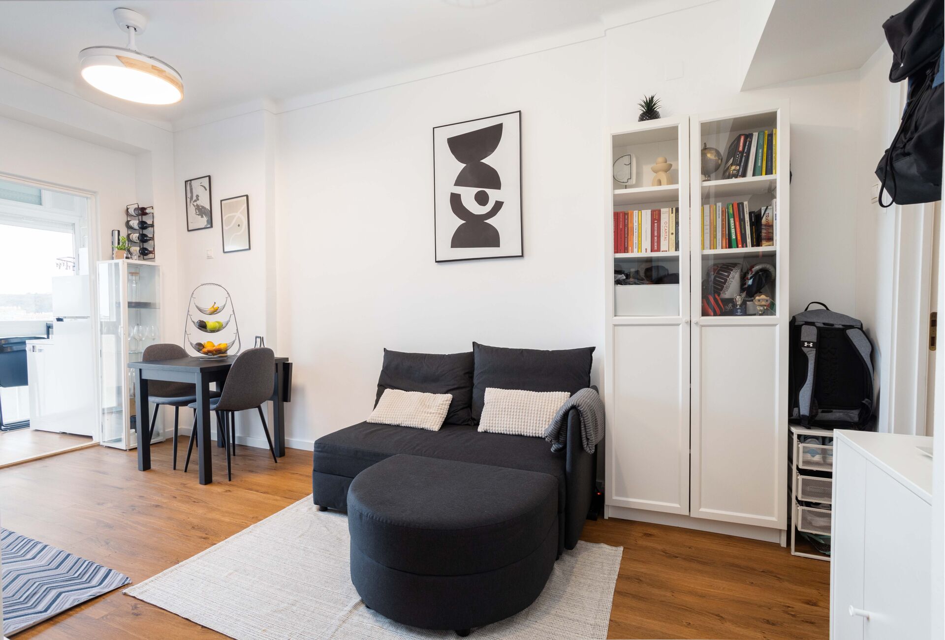 Amadora: T1 Renovado com Luz Natural e Conveniências Modernas – Ideal para Famílias Jovens!
