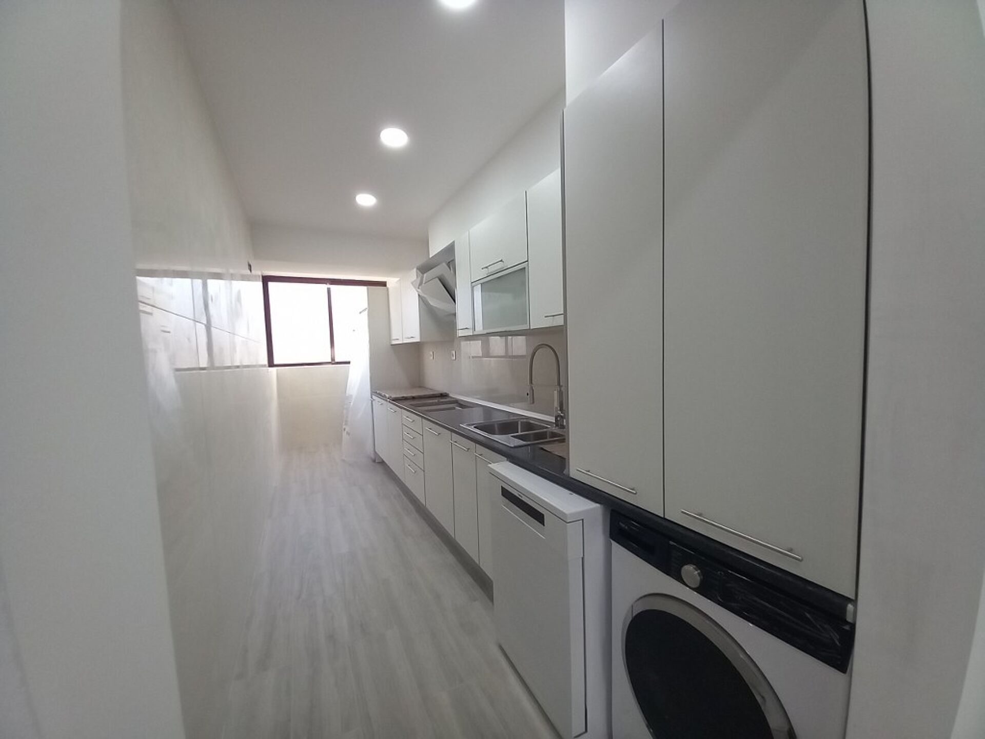 Duplex T4 Costa da Caparica, com terraço, a 300 metros da praia 