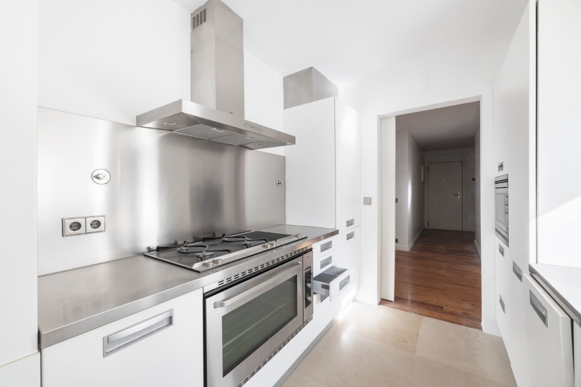 Apartamento com 2 salas e 2 quartos junto ao Chiado com 2 lugares de estacionamento e com elevador em prédio de 2003