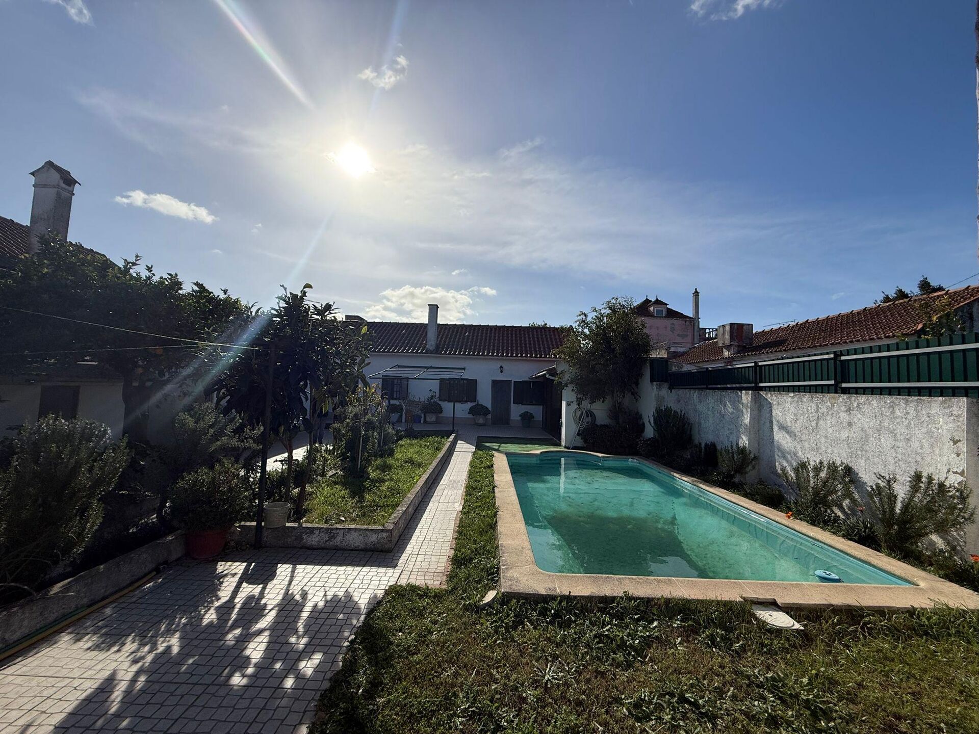 Moradia Isolada com Piscina e Jardim: O Refúgio Perfeito para a Sua Família!