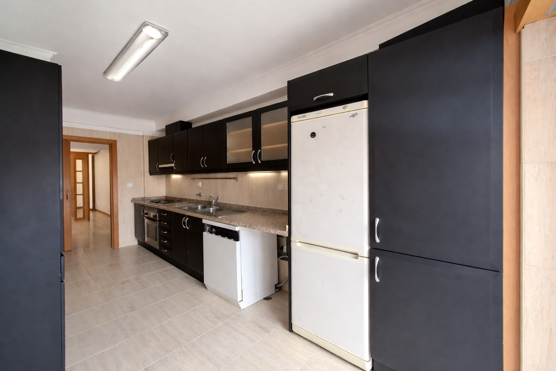 T2 com arrecadação e elevador Feijó, Almada 