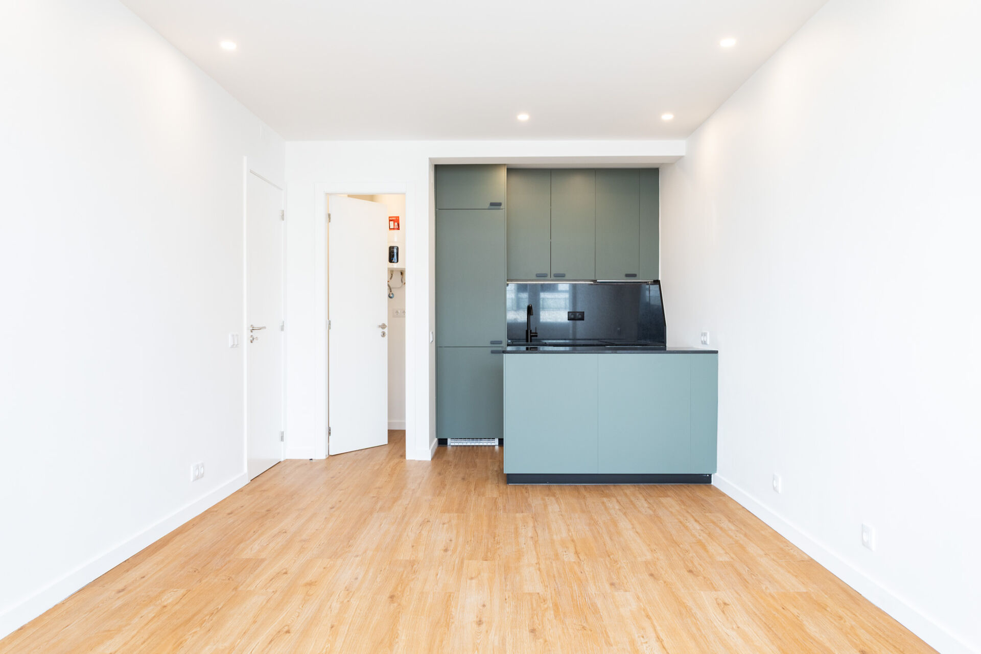 Apartamento T1 Moderno e Remodelado com Vista Deslumbrante e Garagem na Prestigiada Av. Conselheiro Barjona de Freitas!