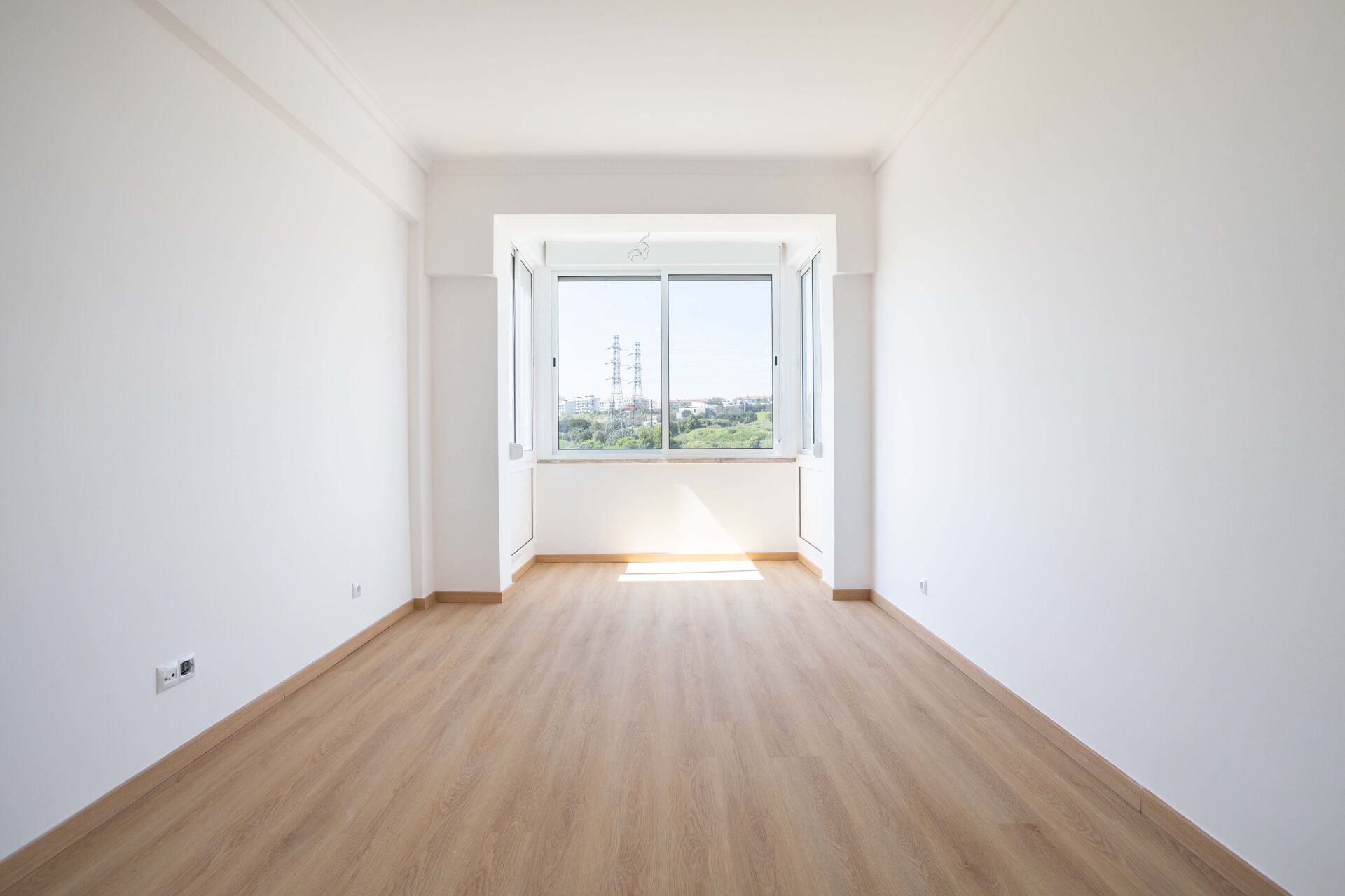 Moderno T2 Remodelado para Arrendamento com Vista Desafogada na Calçada de Carriche