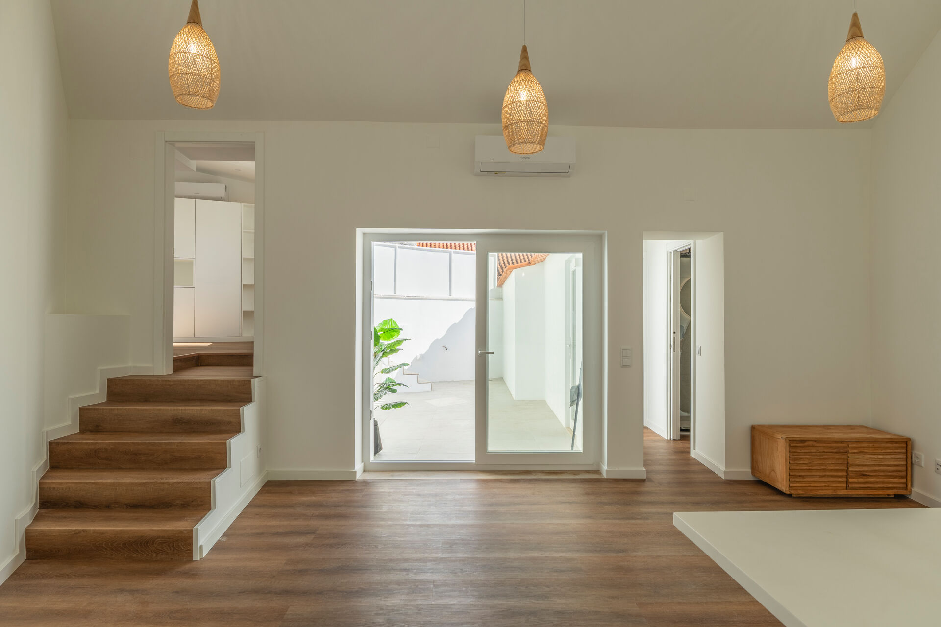 Moradia Unifamiliar com Logradouro e Terraço em Caxias, Oeiras, Perto de Lisboa