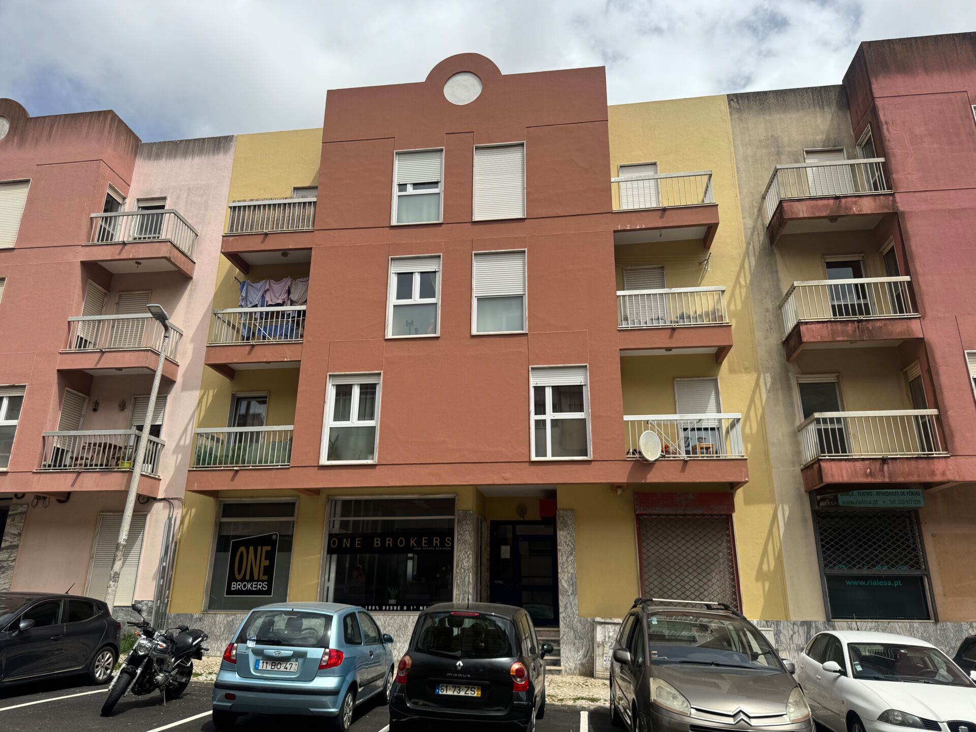 Transforme o Seu Sonho em Realidade: Apartamento T2 para Renovar com Varandas Privativas em Zona Tranquila!