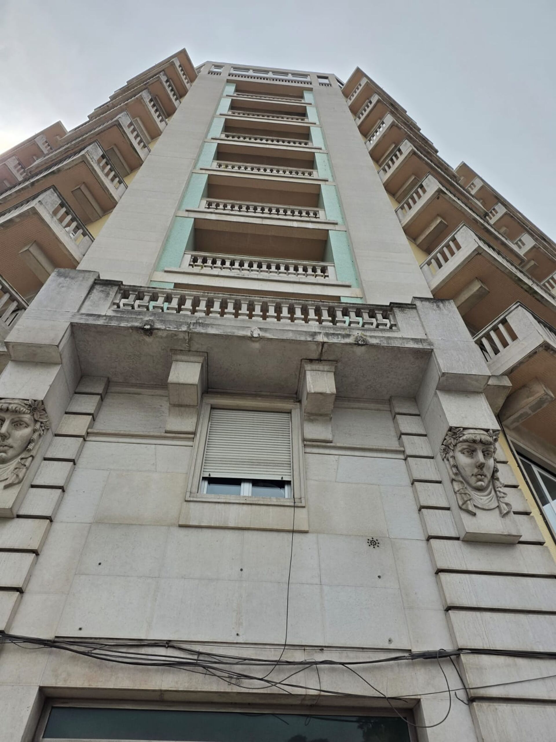 Espaço Comercial de 365 m² junto ao Marquês de Pombal com Potencial de Habitação e Investimento em Lisboa
