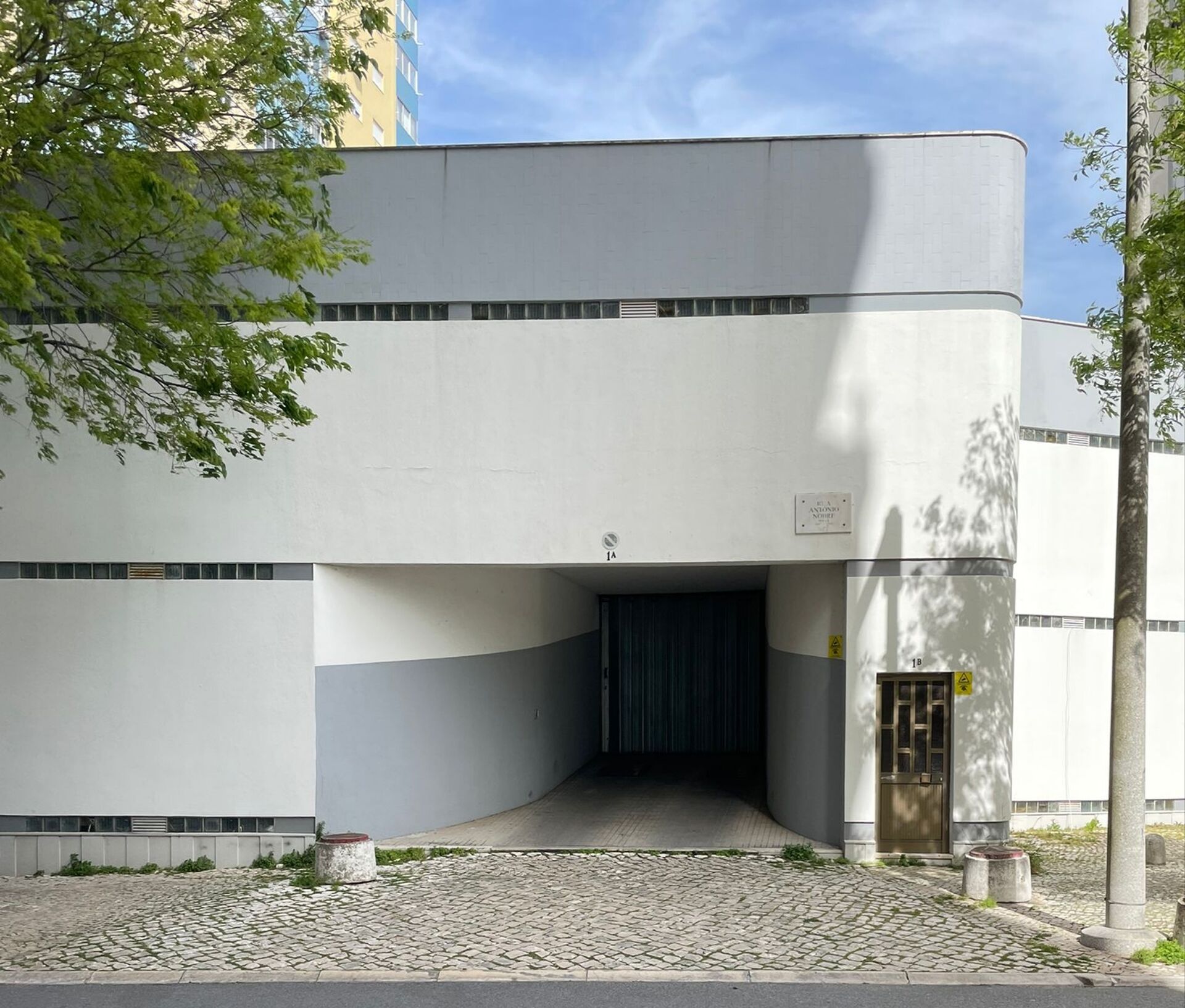 Garagem Central e Segura: Espaço Amplo e Comodidade para o Seu Veículo!
