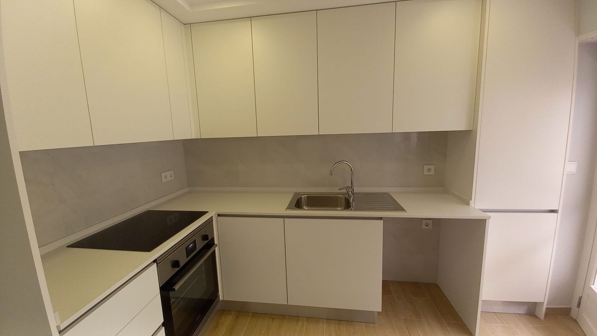 Apartamento T1 Remodelado com Terraço Privativo no Coração de Oeiras!
