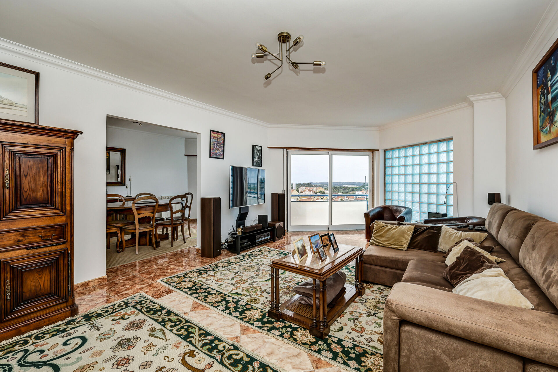 Elegante e confortável T3, com garagem fechada, em condomínio fechado e com Vista Privilegiada para a Serra de Sintra!