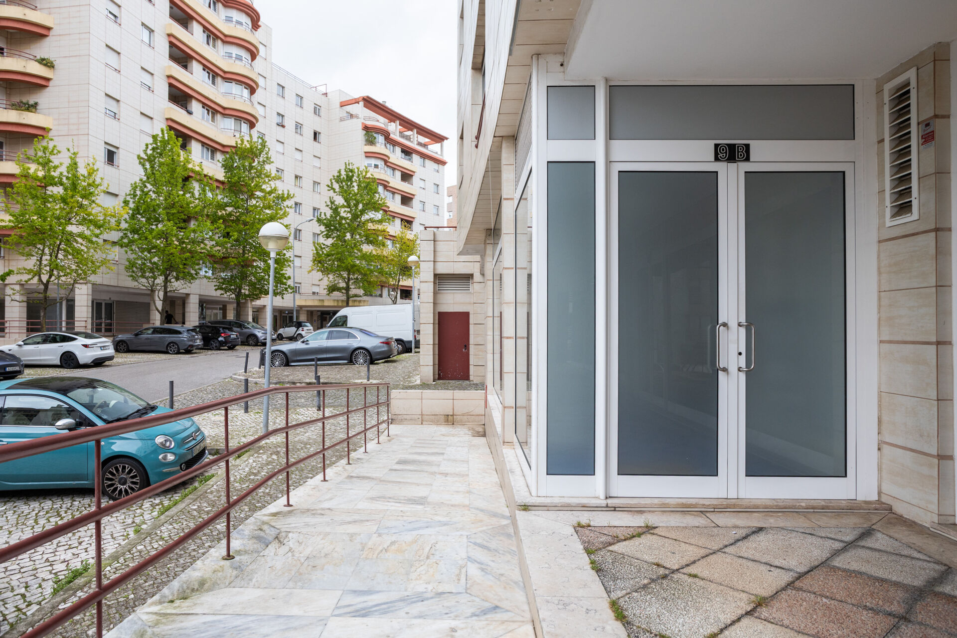 Ladenlokal mit Parkplätzen, in Lissabon