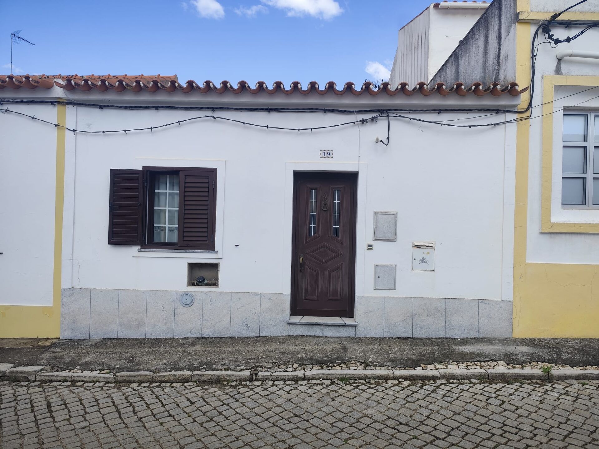 Moradia Remodelada no Alentejo: O Refúgio Familiar Perfeito com Potencial de Expansão e Quintal Privativo!
