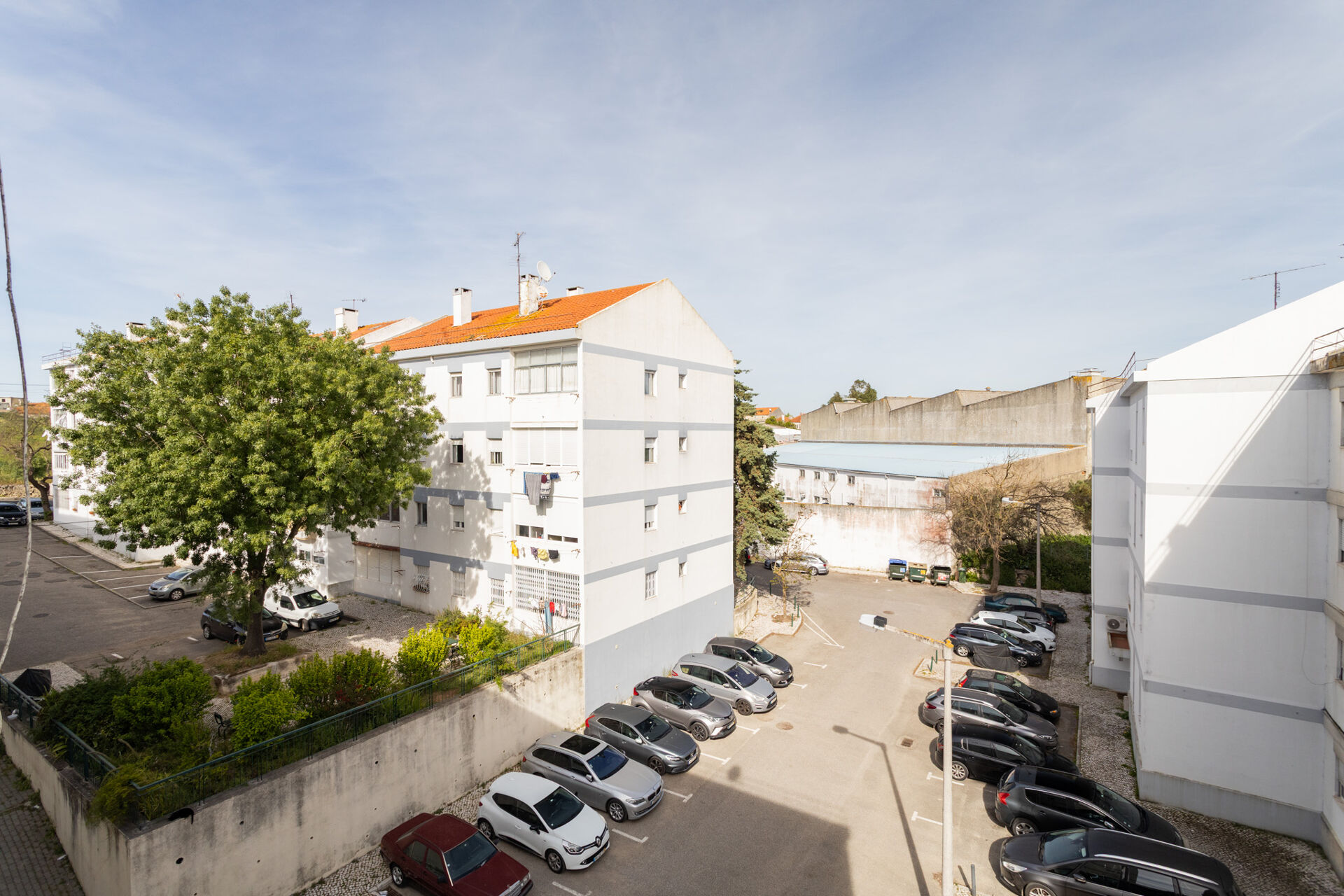 Encantador T2 em Santa Clara: Oportunidade Única para a sua Família em Lisboa! Luz Natural, Varanda Fechada e Proximidade a Serviços!
